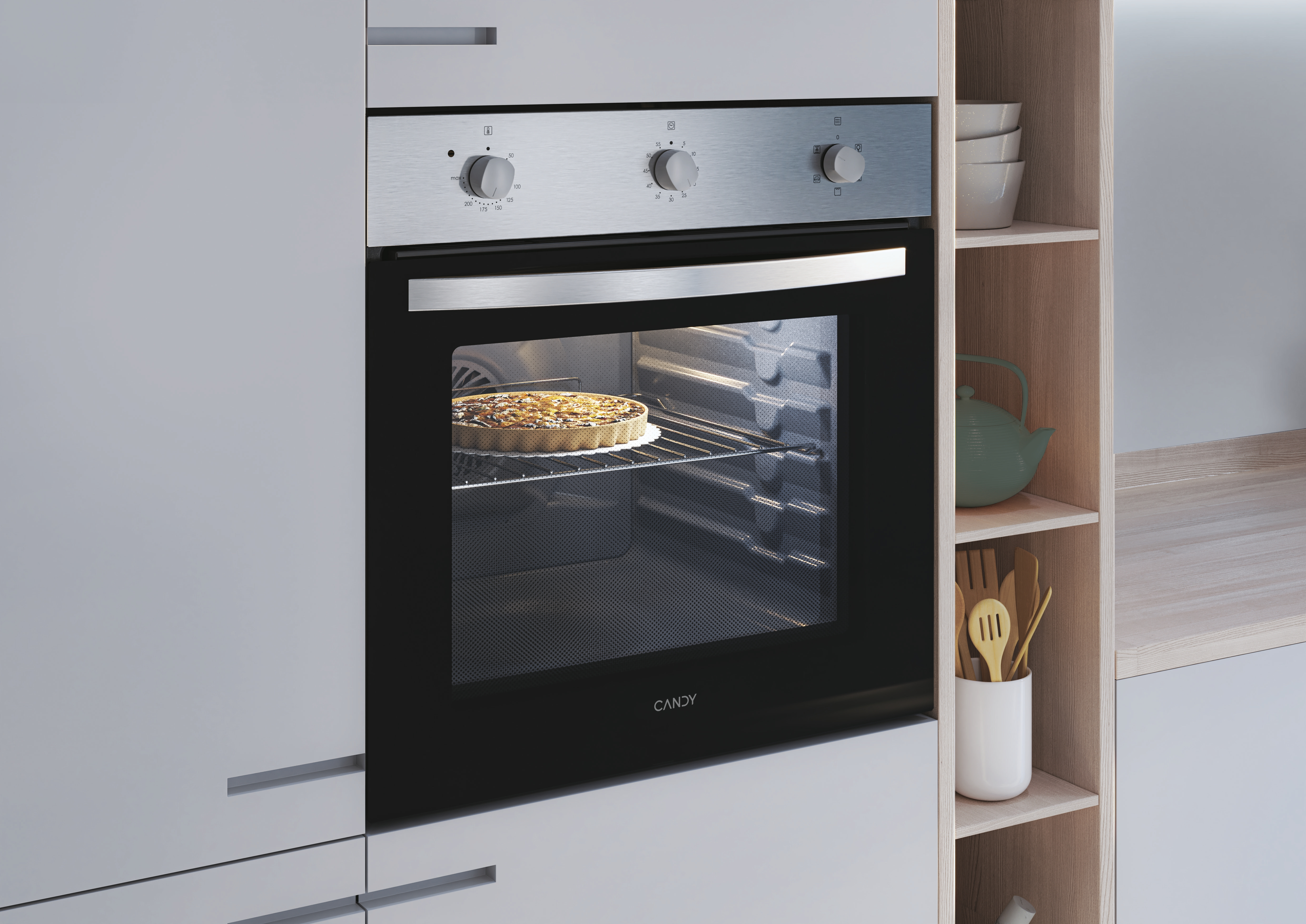Forno con torta all'interno, circondato da mobili e mensole della cucina, tra cui ciotole, teiera e utensili.