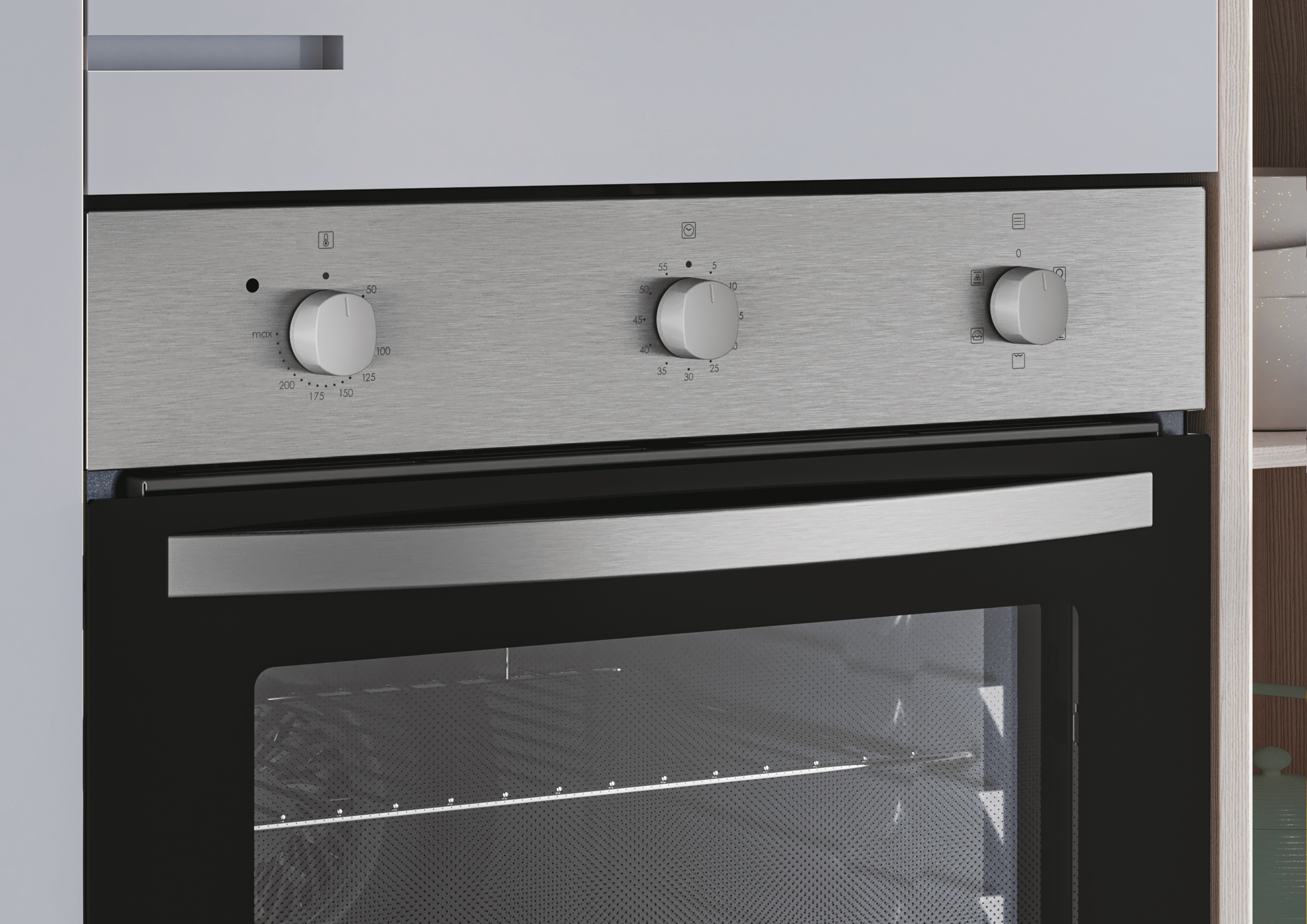 Primo piano di un forno con comandi argentati e porta nera. Le manopole indicano le impostazioni della temperatura.
