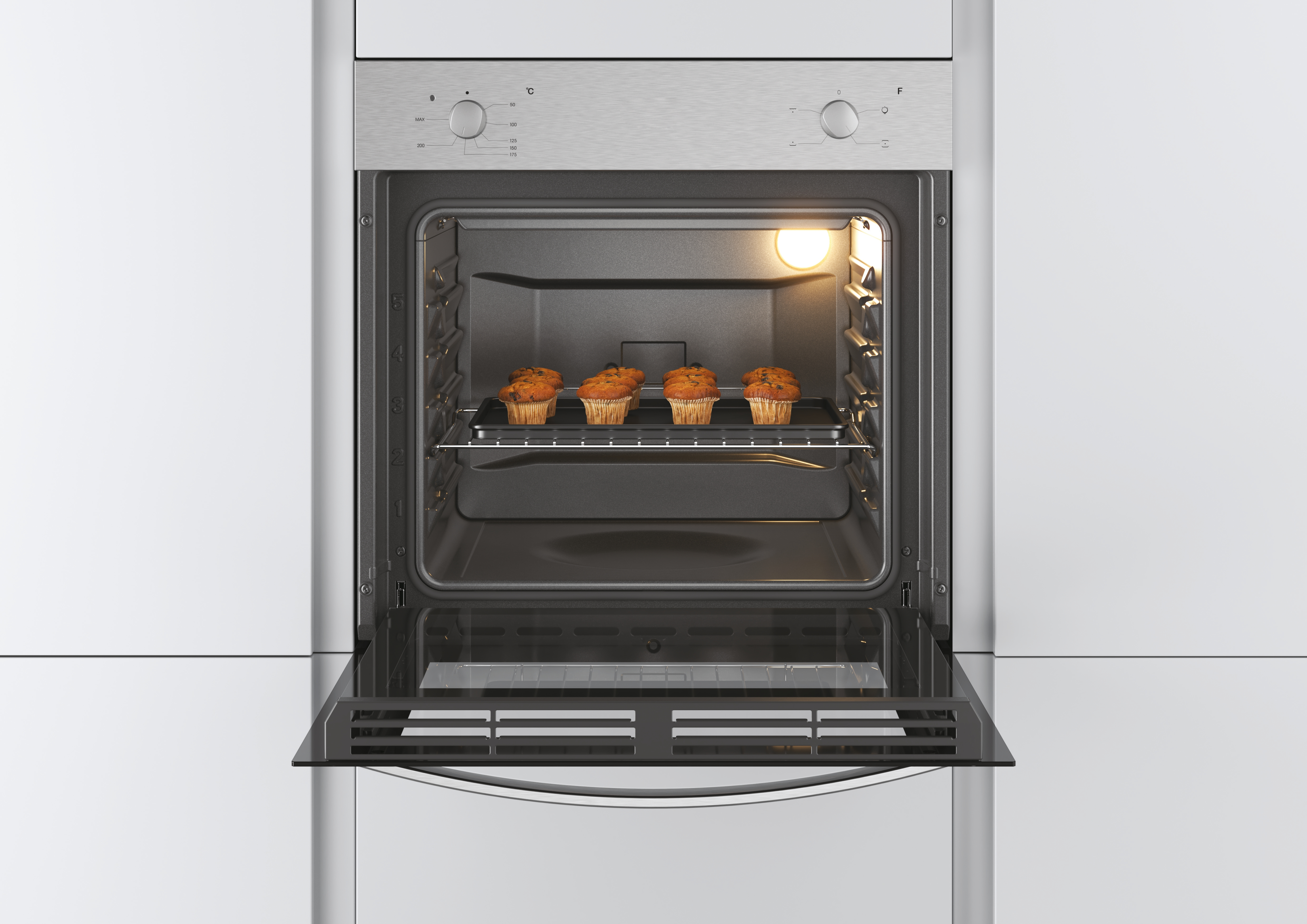 Un forno con la porta aperta. All'interno, un vassoio con muffin. Il forno è in una cucina bianca.