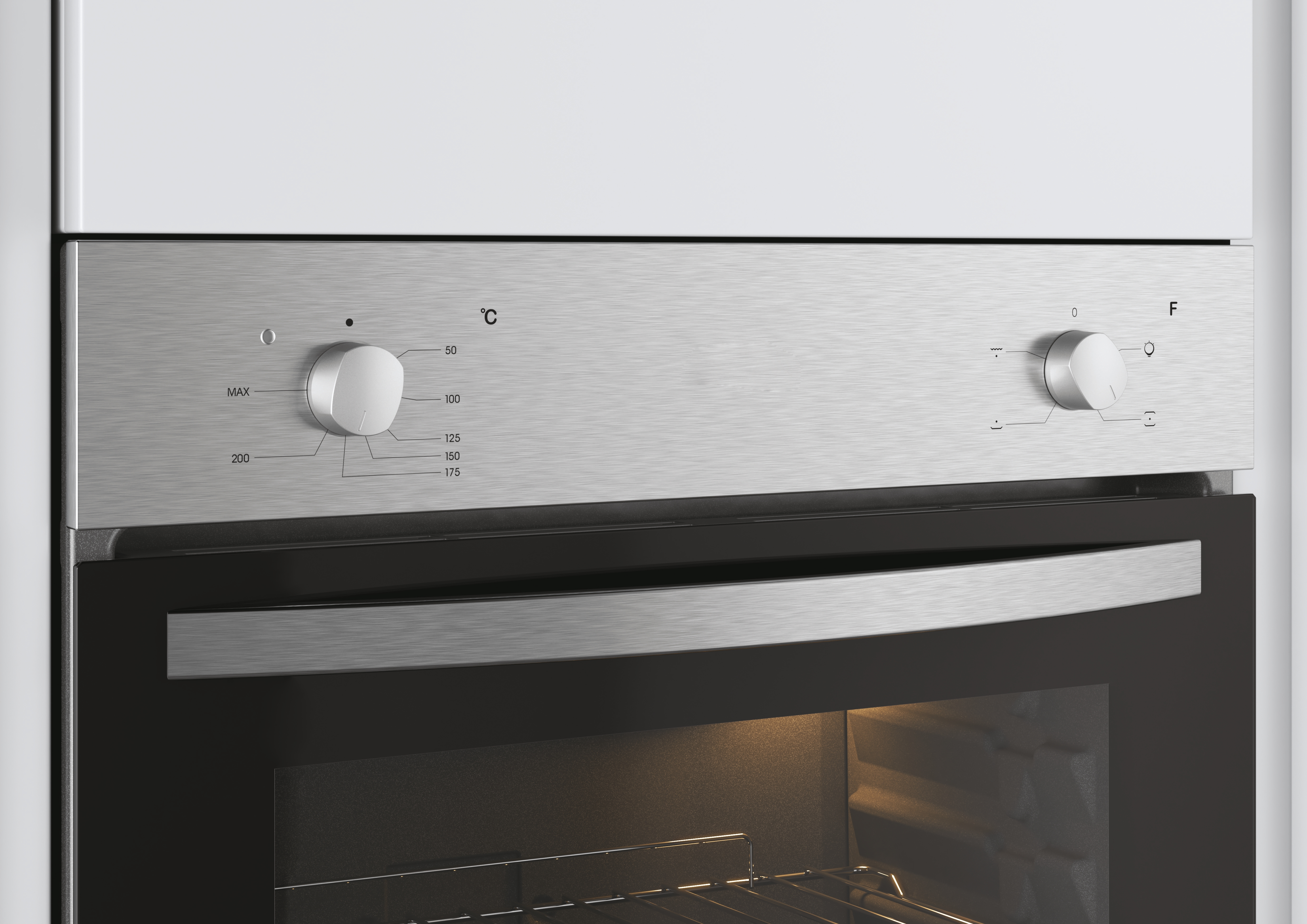 Primo piano del pannello di controllo del forno. Ha manopole per la temperatura e le impostazioni, con una porta di vetro.