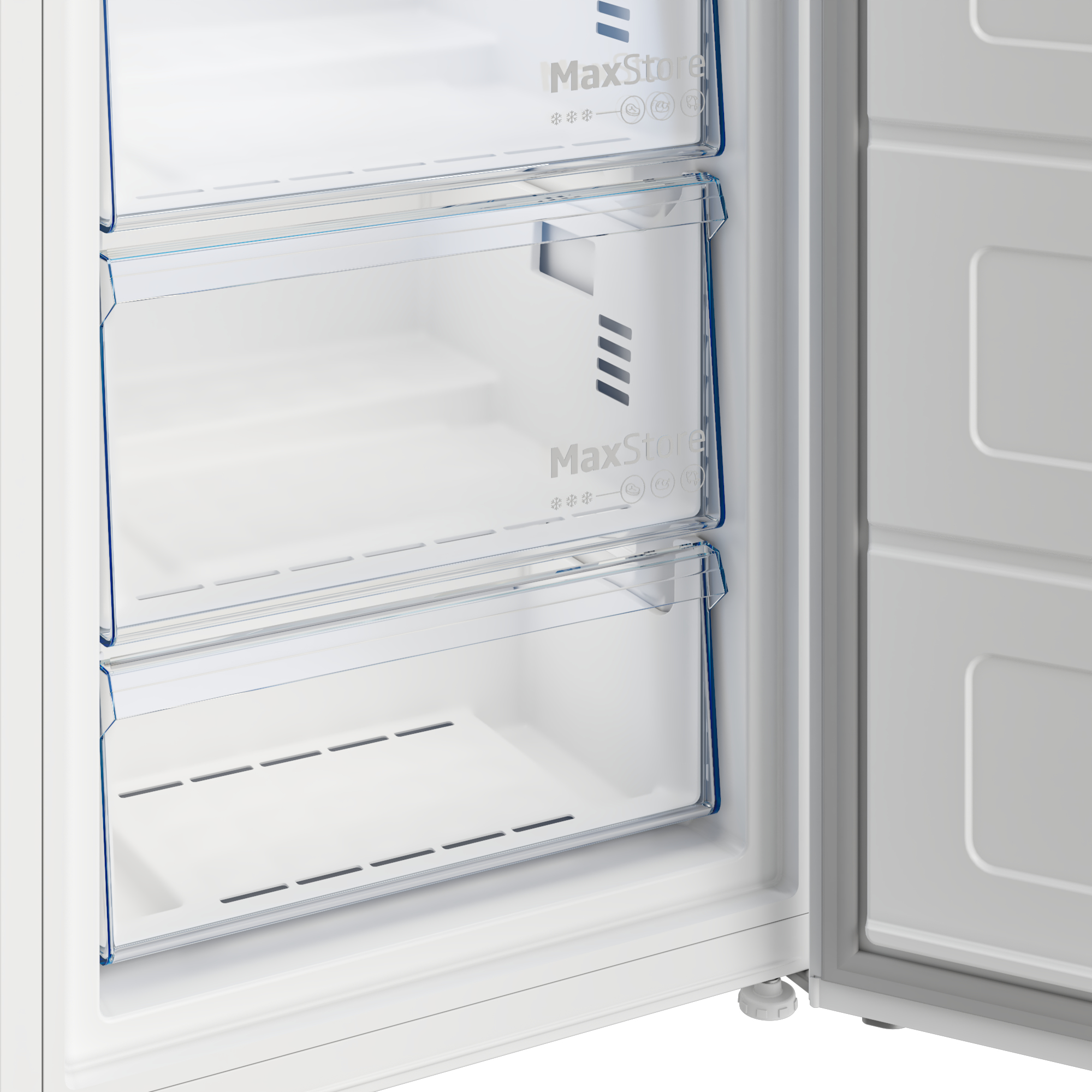 Congelatore bianco con tre cassetti trasparenti, il superiore con etichetta MaxStore. La porta è aperta, mostrando l'interno.