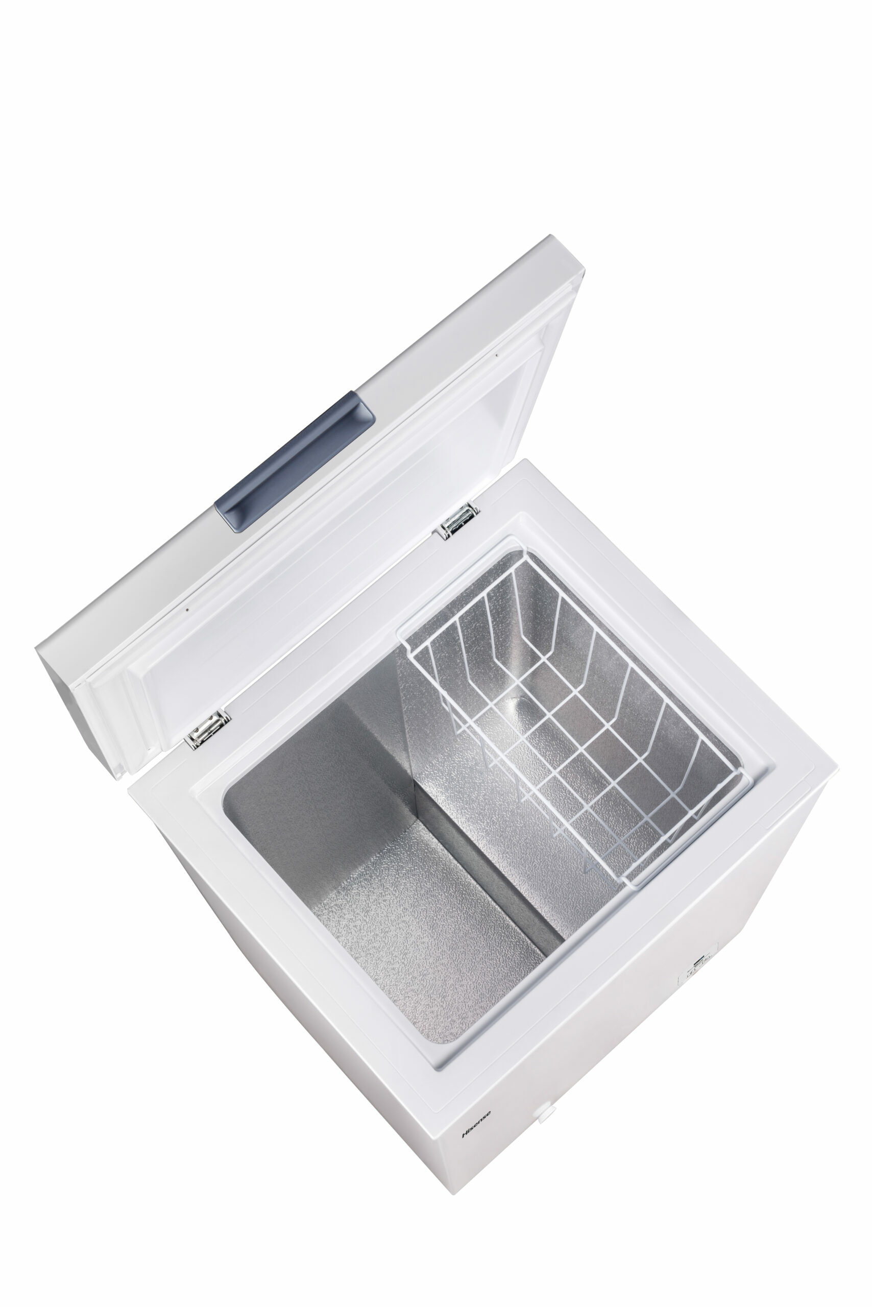 Biała zamrażarka skrzyniowa z otwartą pokrywą. Ma metalowy kosz w środku i szary uchwyt. Tło jest białe.