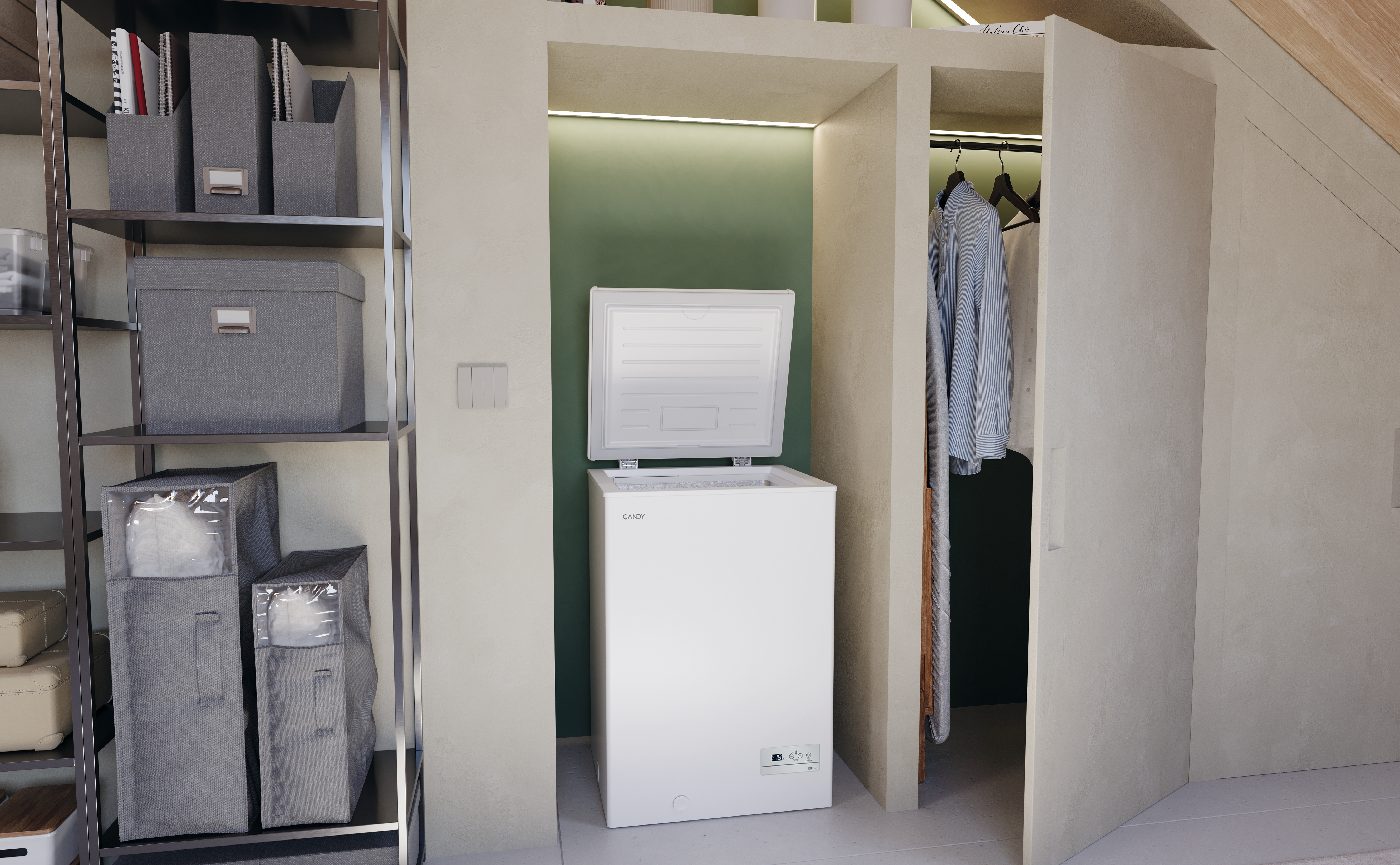 Biała zamrażarka otwarta w pokoju. Ubrania w szafie. Półki z pudełkami po lewej.