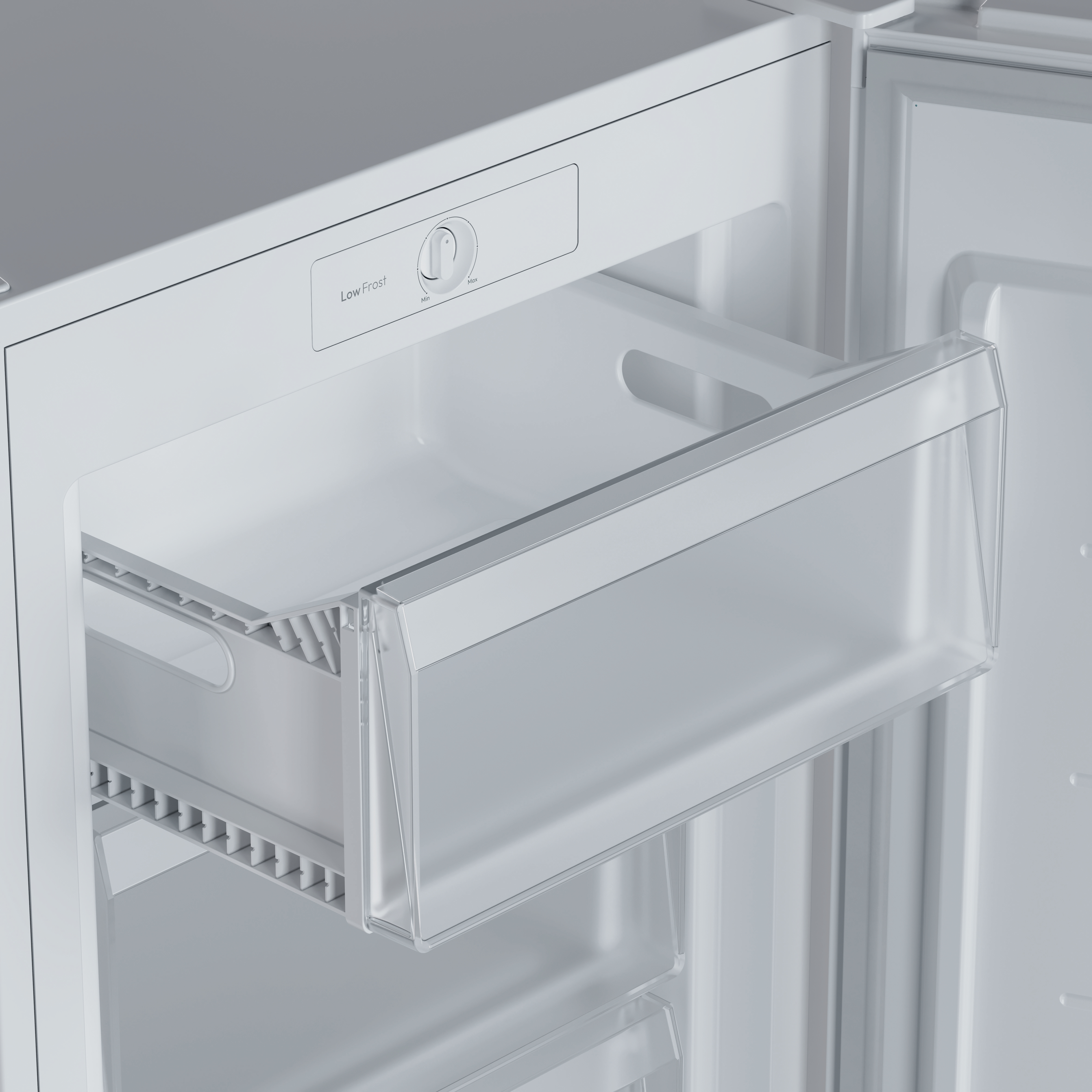 Primer plano del interior de un refrigerador blanco. La parte superior tiene un panel de control. Un cajón transparente está extraído.
