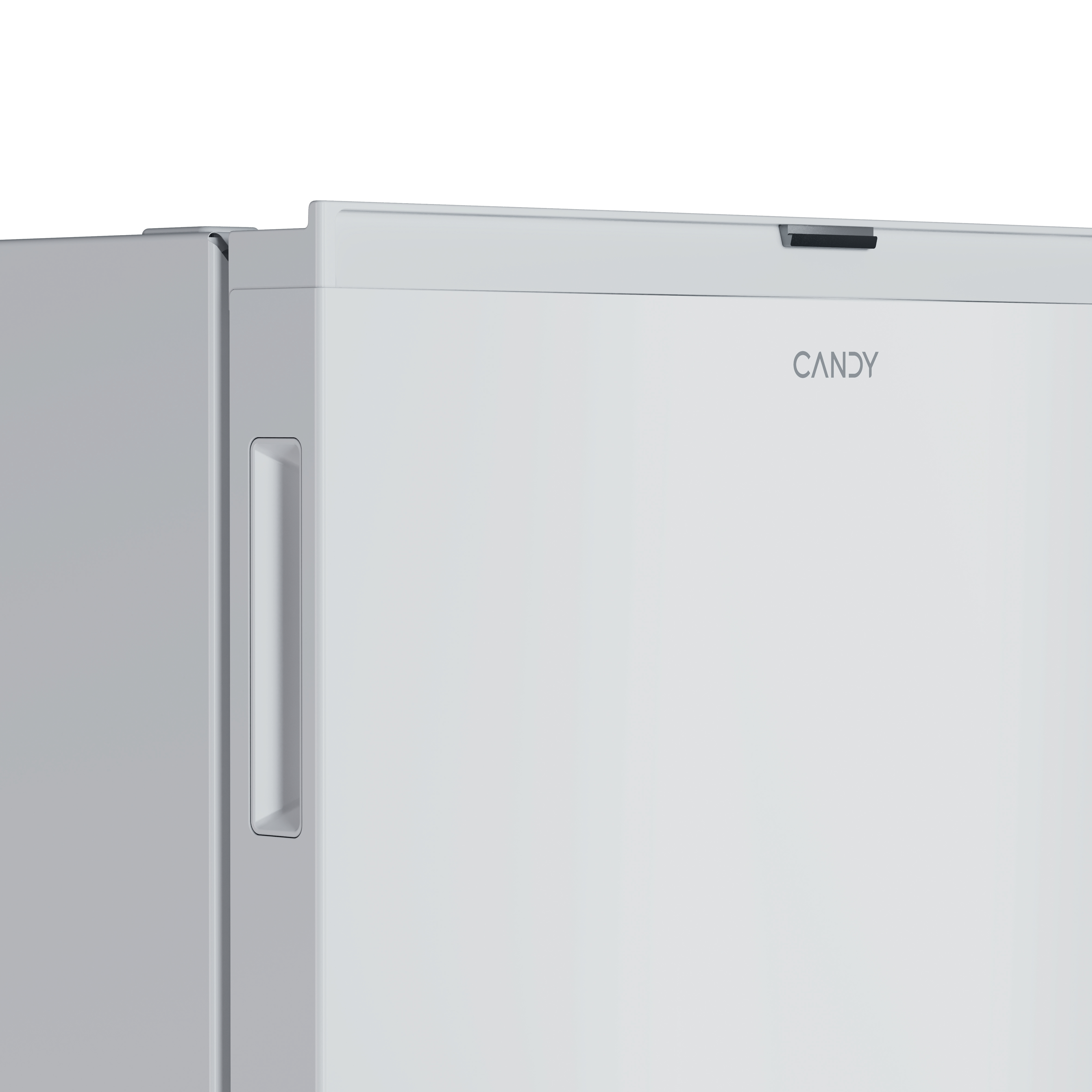 Primer plano de un refrigerador blanco. La palabra 'CANDY' está en la puerta. Se ve un asa. Fondo blanco.