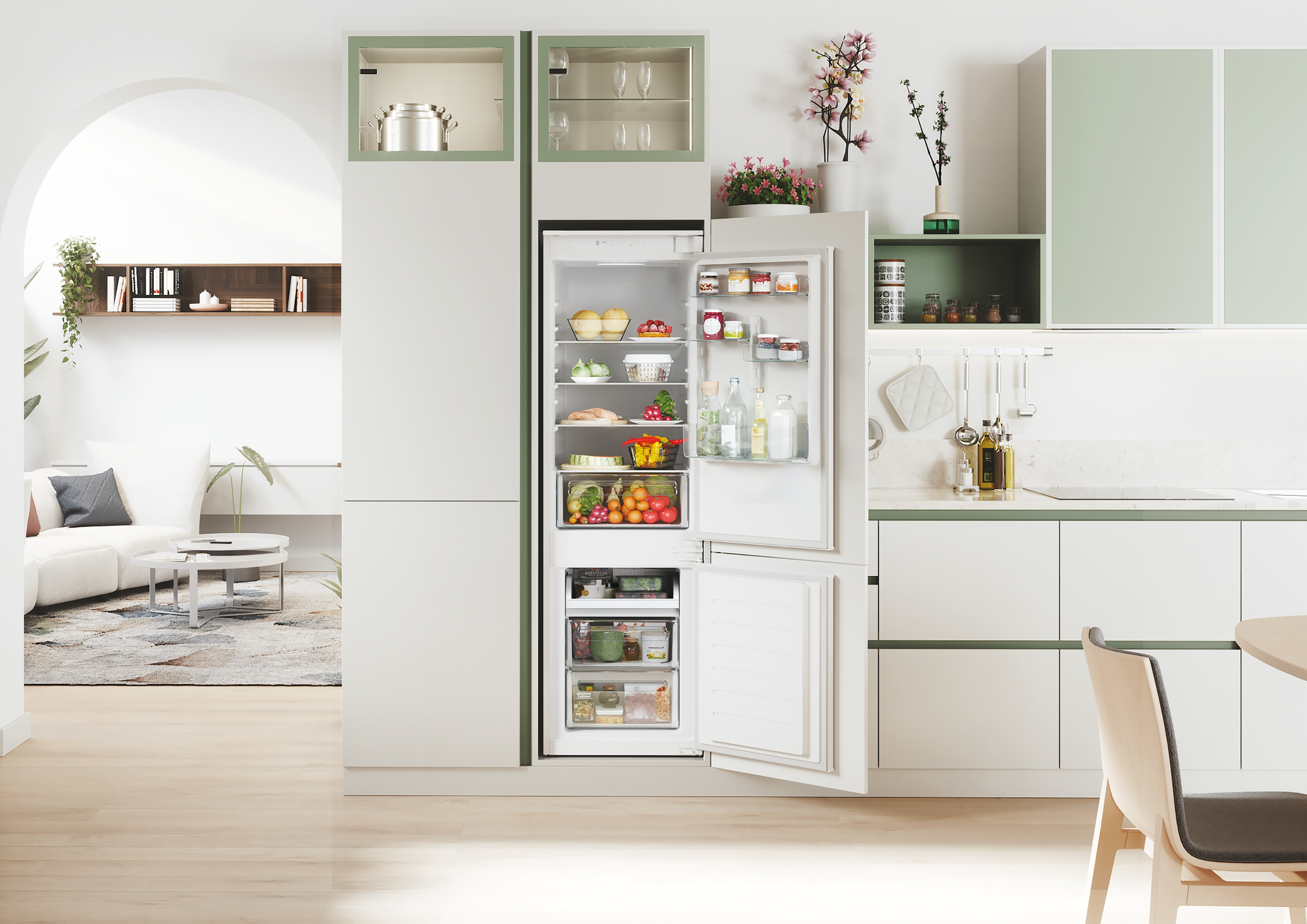 Cucina con frigorifero aperto. Soggiorno sullo sfondo. Colori chiari e design moderno.