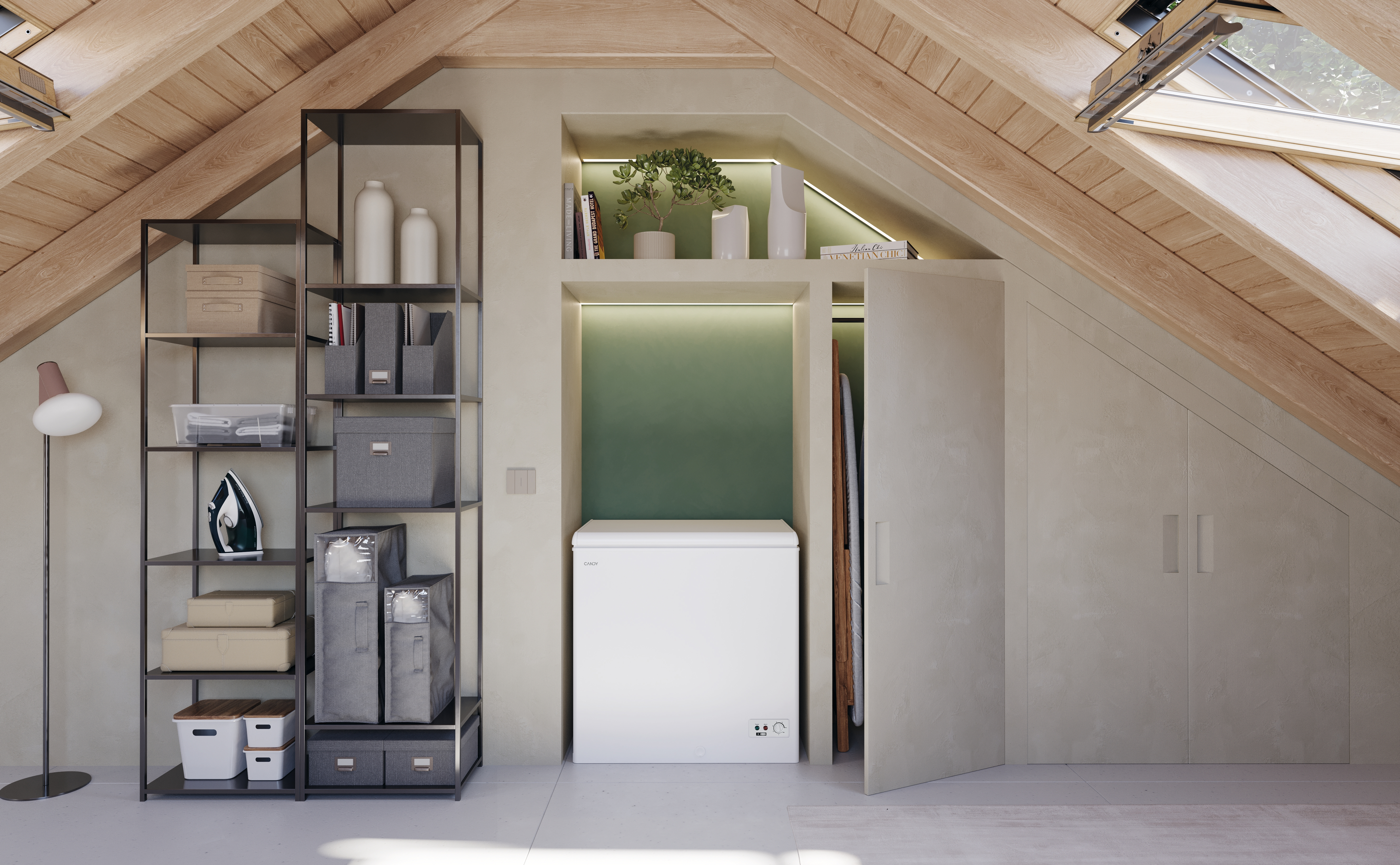 Ático con estanterías, nevera blanca y vigas de madera. Estanterías con cajas y objetos. Armario y tragaluz visibles.