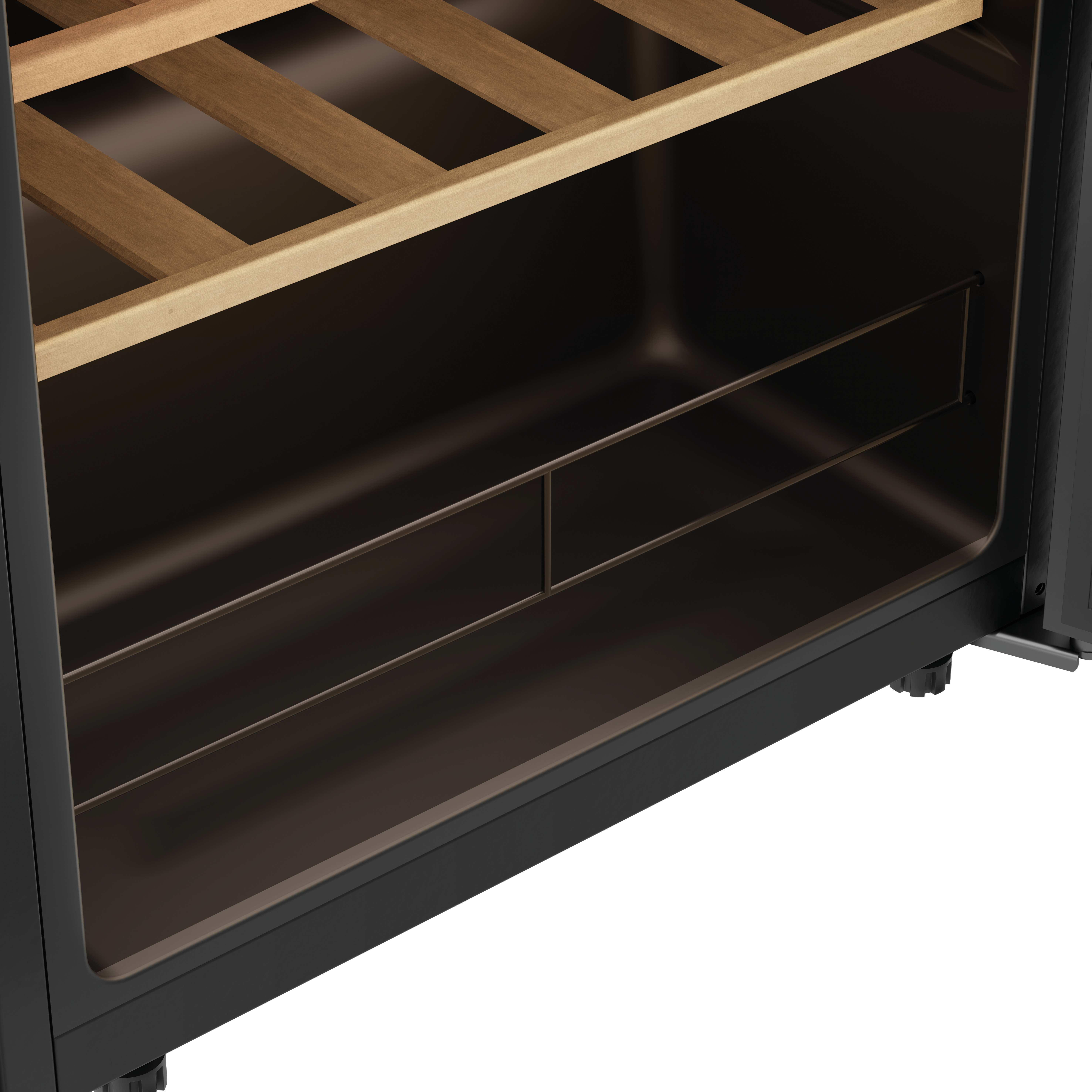 Zbliżenie wnętrza czarnej chłodziarki do wina. Widoczne drewniane półki. Wnętrze jest ciemne, z elementami metalowymi.