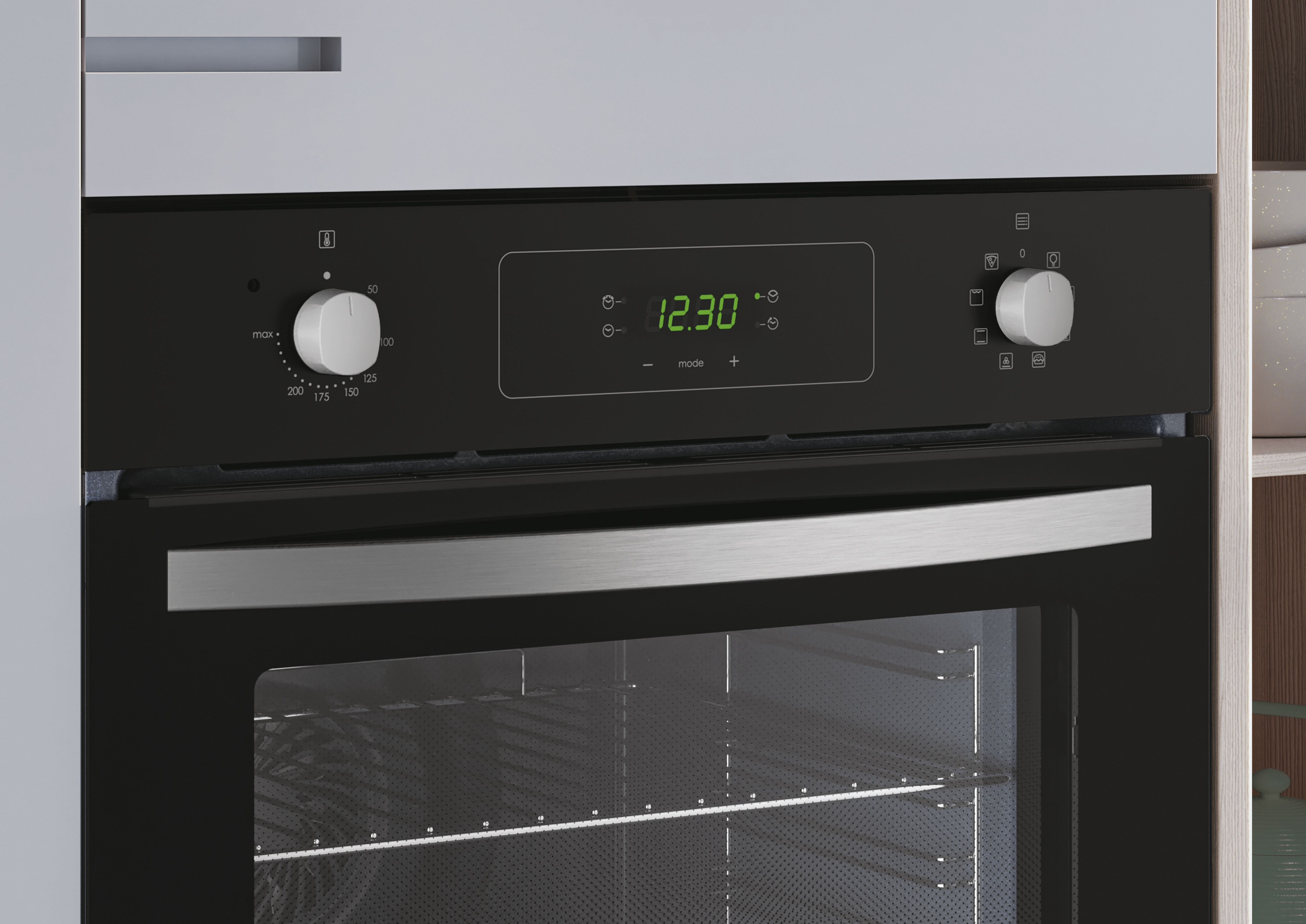 Primo piano di un forno nero con due manopole, un display digitale che mostra le 12:30 e una porta a vetro.