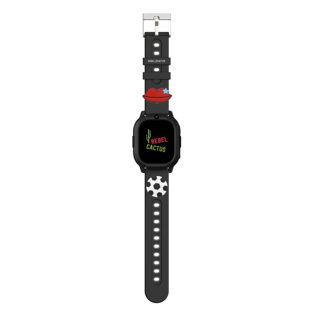 Un reloj inteligente negro con un balón de fútbol y un dije de labios con estrella. La esfera muestra "REBEL CACTUS".