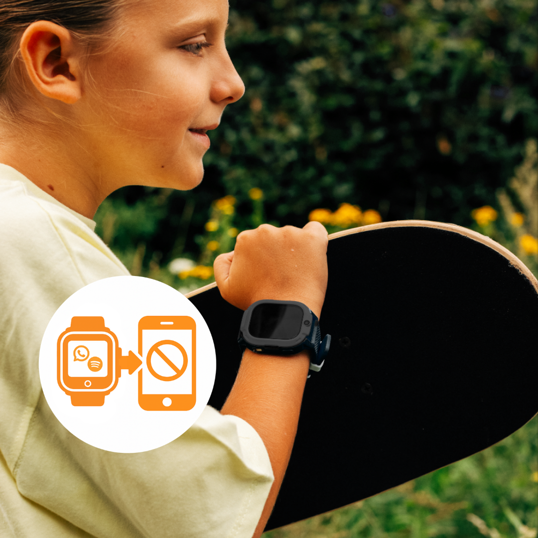 Un niño con un reloj inteligente y monopatín. La imagen muestra iconos de un reloj y un teléfono, con un signo de prohibido en el teléfono.