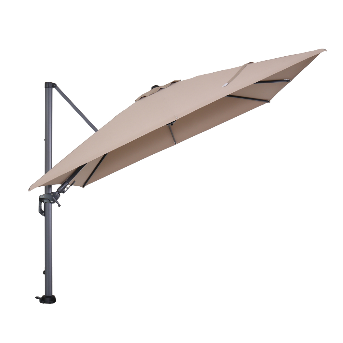 Un parasol beige en porte-à-faux avec une armature en métal gris foncé. Il est ouvert et incliné, sur fond blanc.