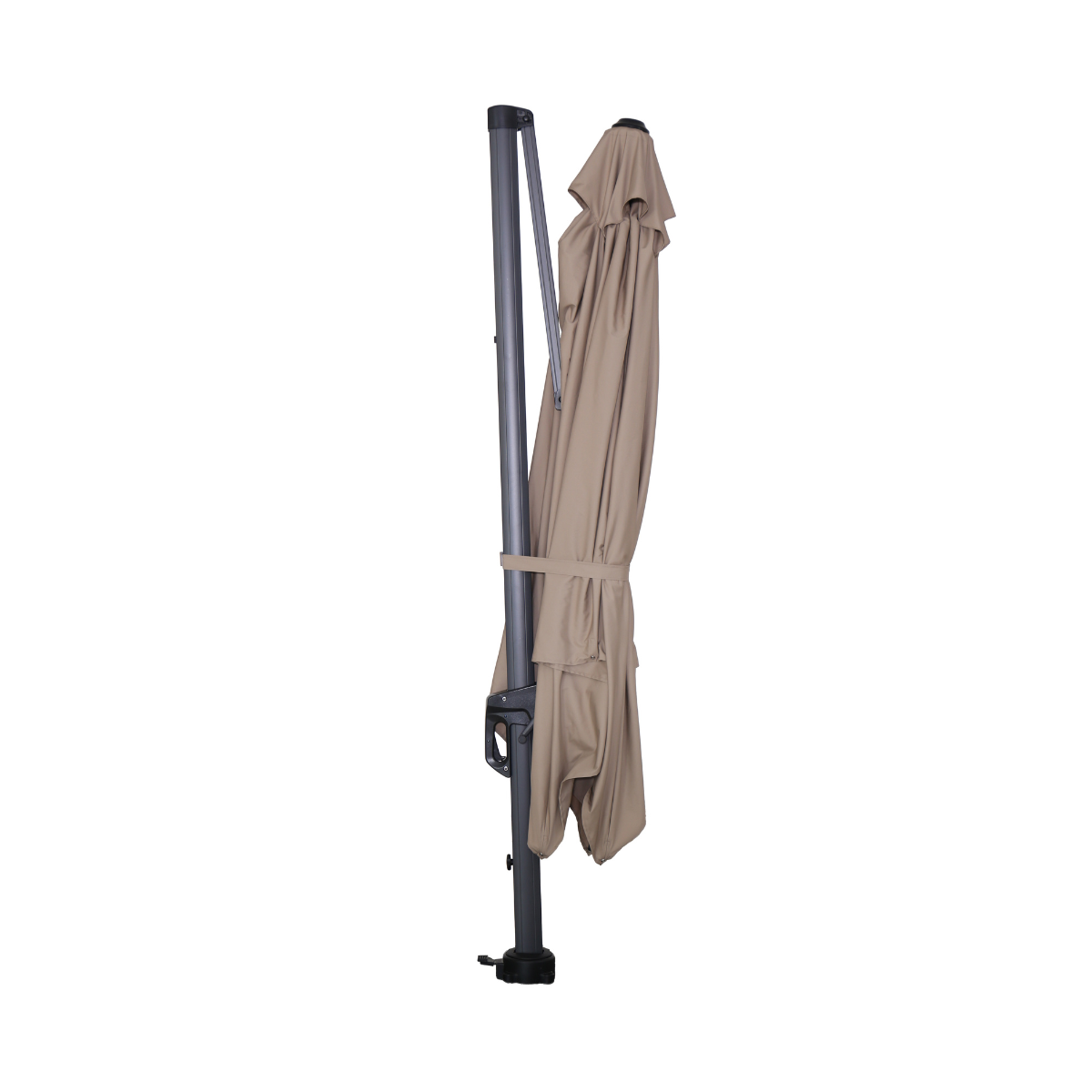 Un parasol beige fermé. Le poteau est gris. Le parasol est plié et attaché avec une sangle. Le fond est blanc.