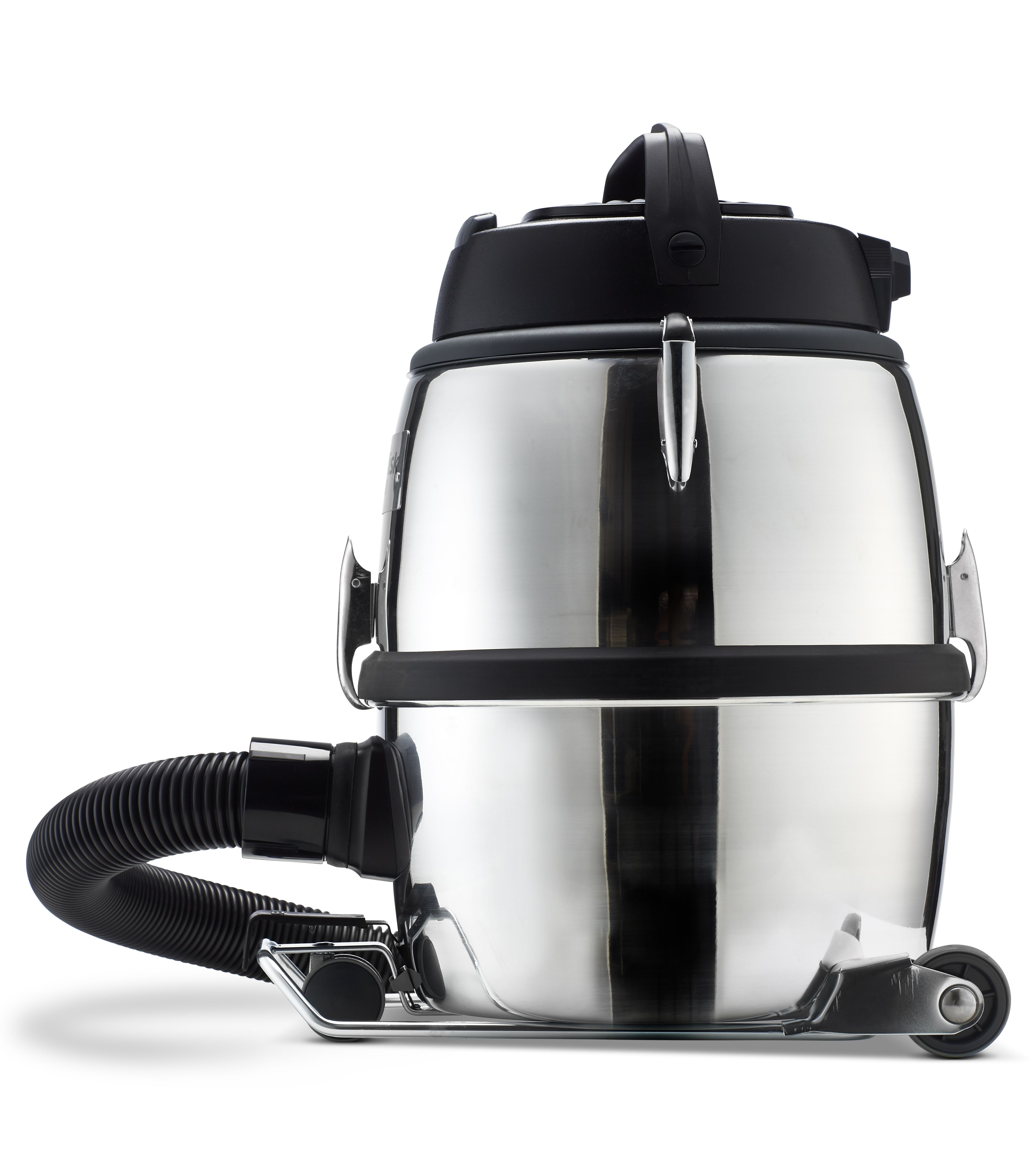 Un aspirateur en acier inoxydable avec une poignée, un tuyau et une base noirs, contre un fond blanc.