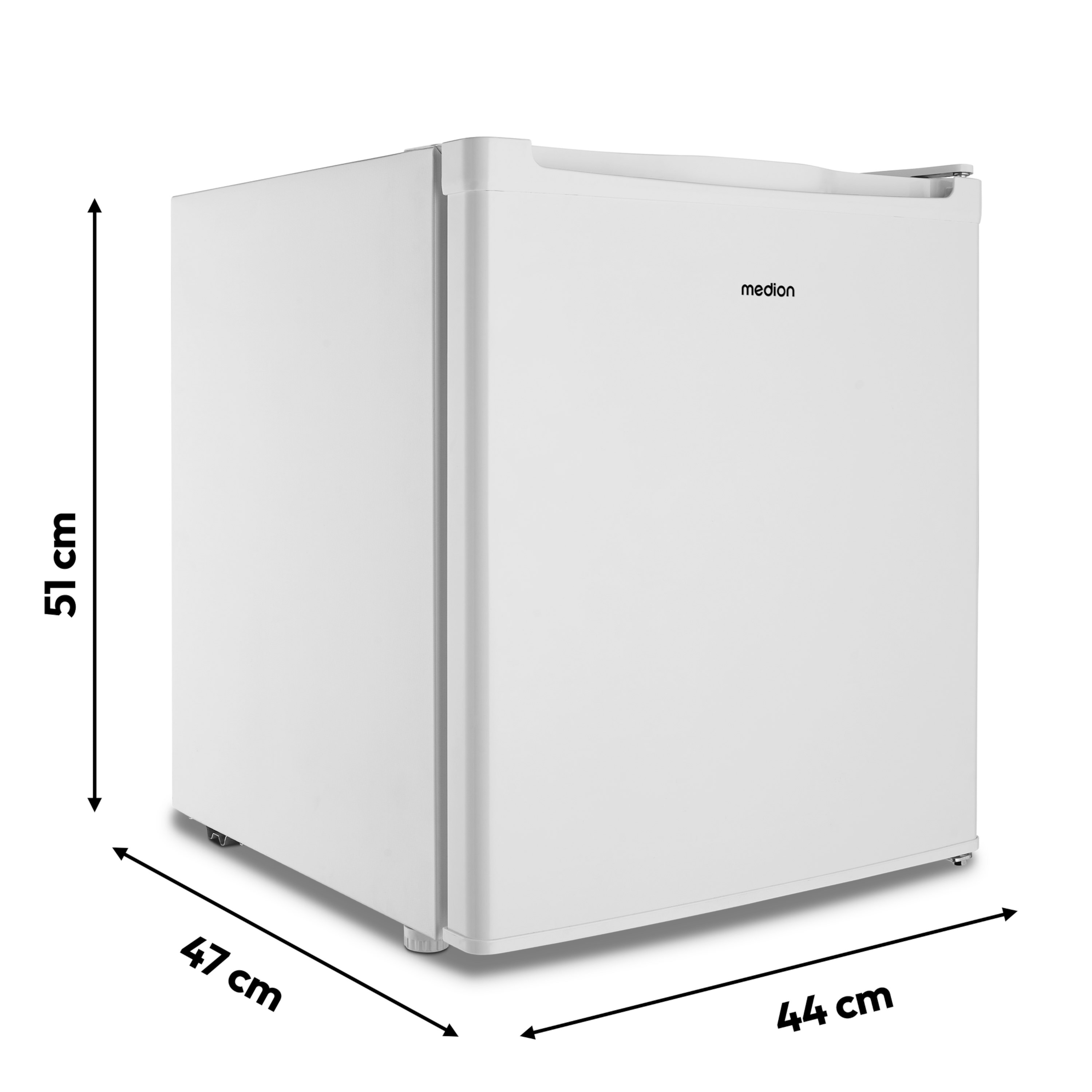 Biała mini-lodówka Medion. Wymiary: 51 cm wysokości, 47 cm szerokości i 44 cm głębokości. Na białym tle.