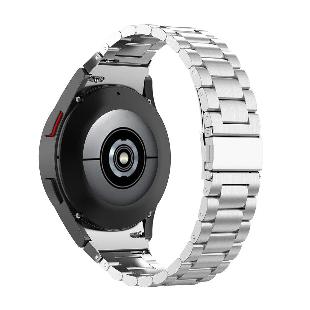 Eine silberne Smartwatch mit Metallarmband. Die Uhr ist schwarz mit rotem Akzent. Die Rückseite hat einen runden Sensor und einen zentralen Knopf.