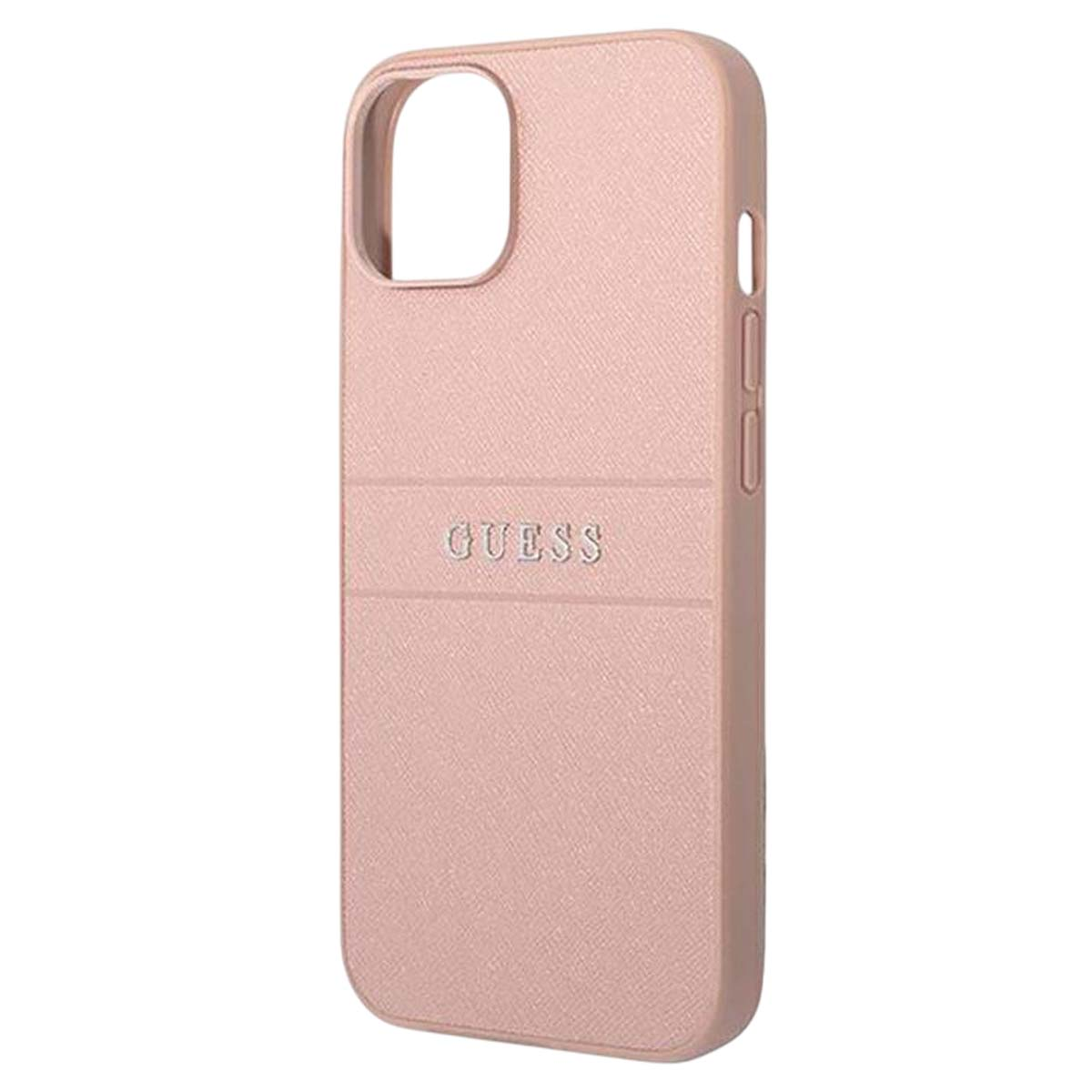 Una custodia per telefono Guess rosa chiaro. Ha un ritaglio per la fotocamera, ritagli per i pulsanti laterali e il nome del marchio in rilievo.