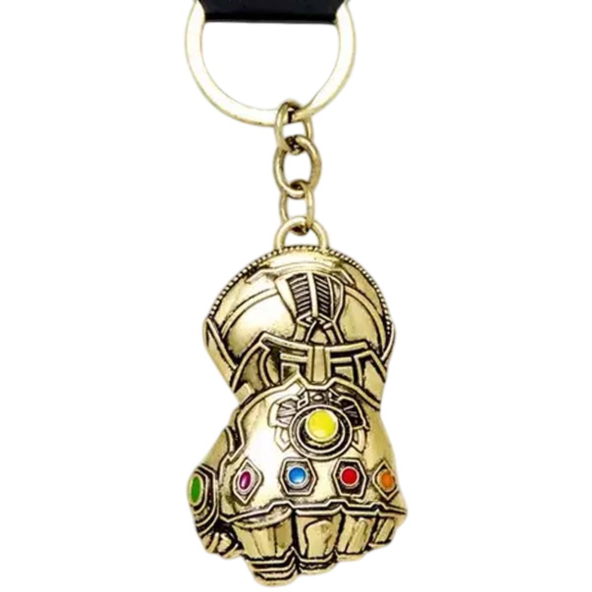 Un portachiavi dorato del Guanto dell'Infinito di Thanos con gemme colorate. È appeso a un anello attaccato a un cinturino nero.