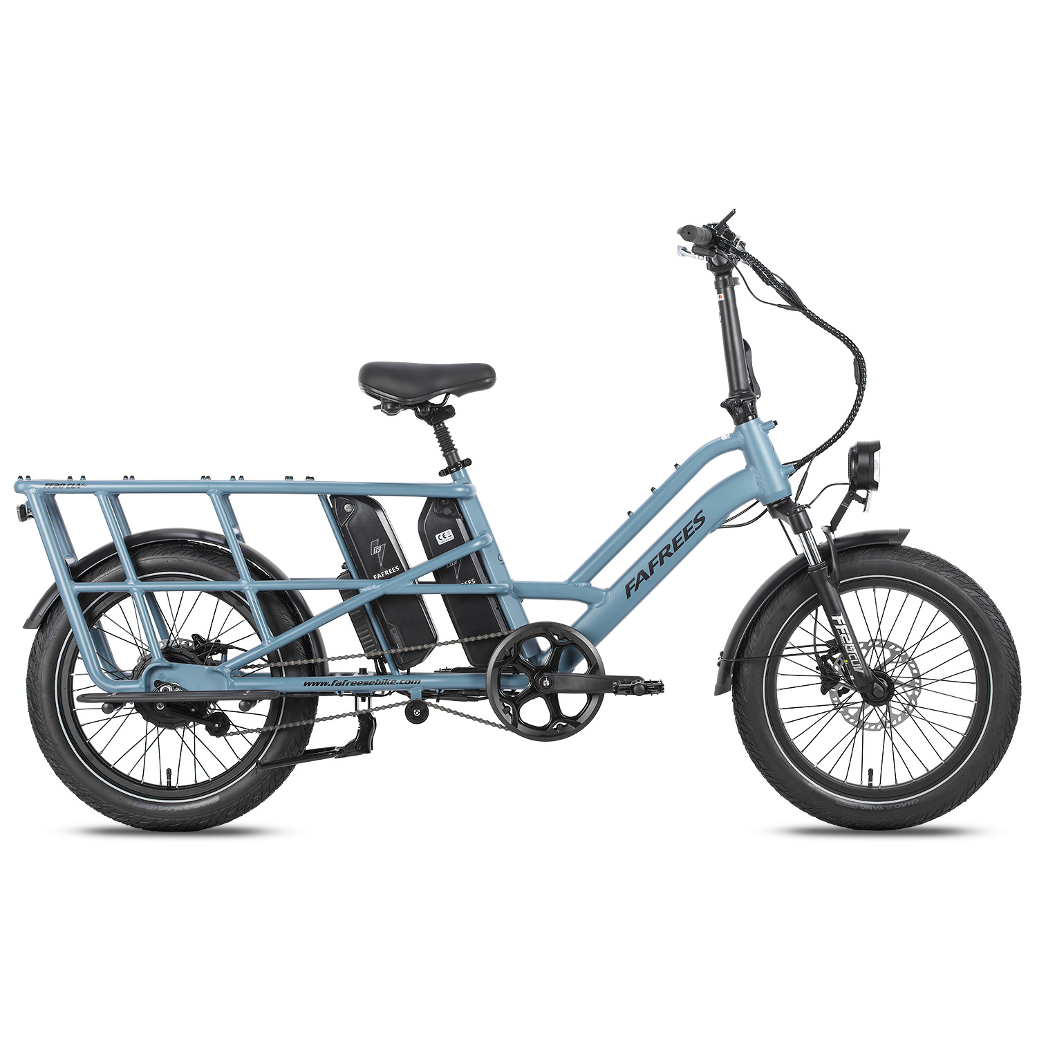 Una bicicleta eléctrica azul claro con neumáticos y asiento negros. Tiene un portaequipajes, dos baterías y un faro.