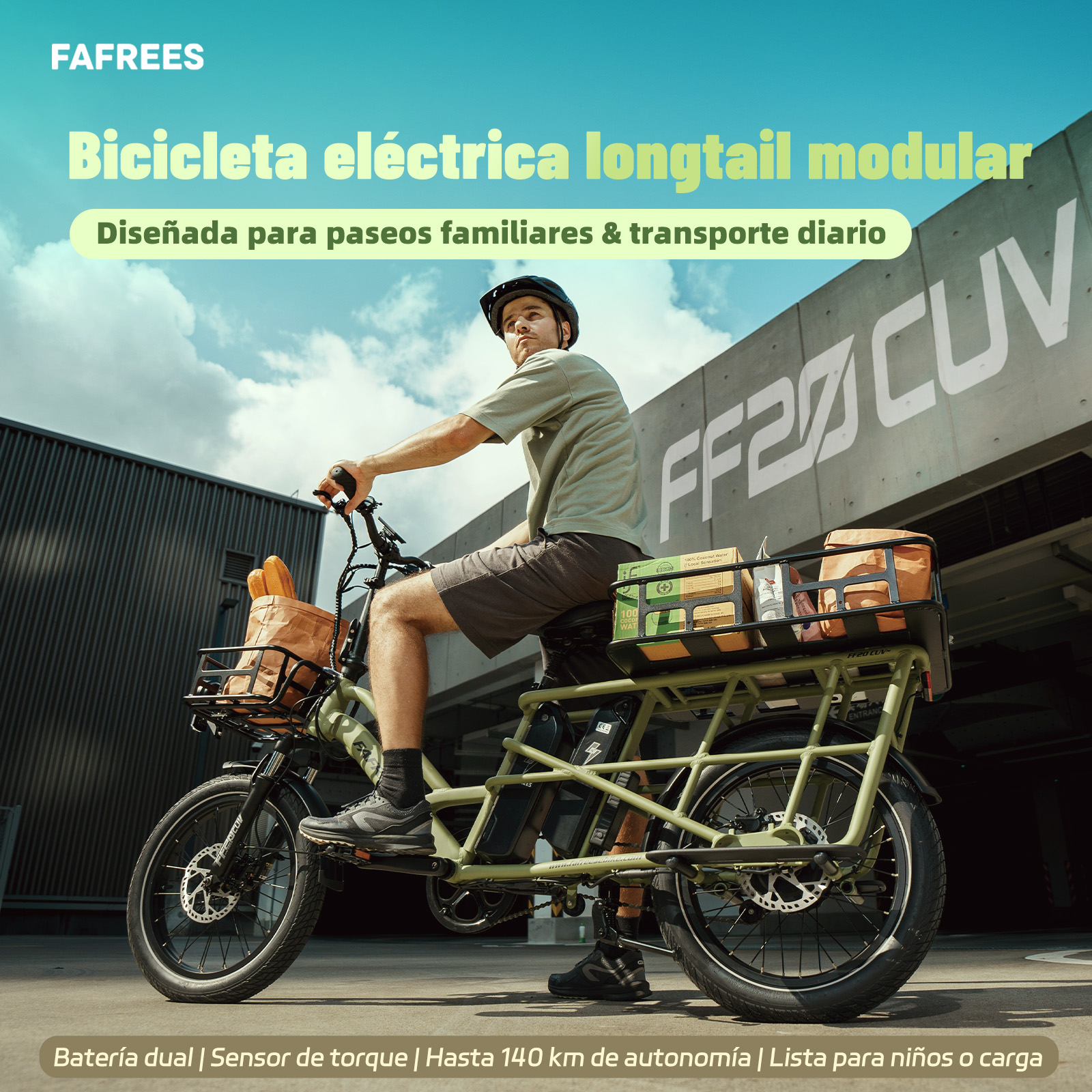 Hombre en una bicicleta eléctrica longtail verde. La bicicleta tiene cestas y está cargada con comestibles. El fondo es un edificio y cielo.