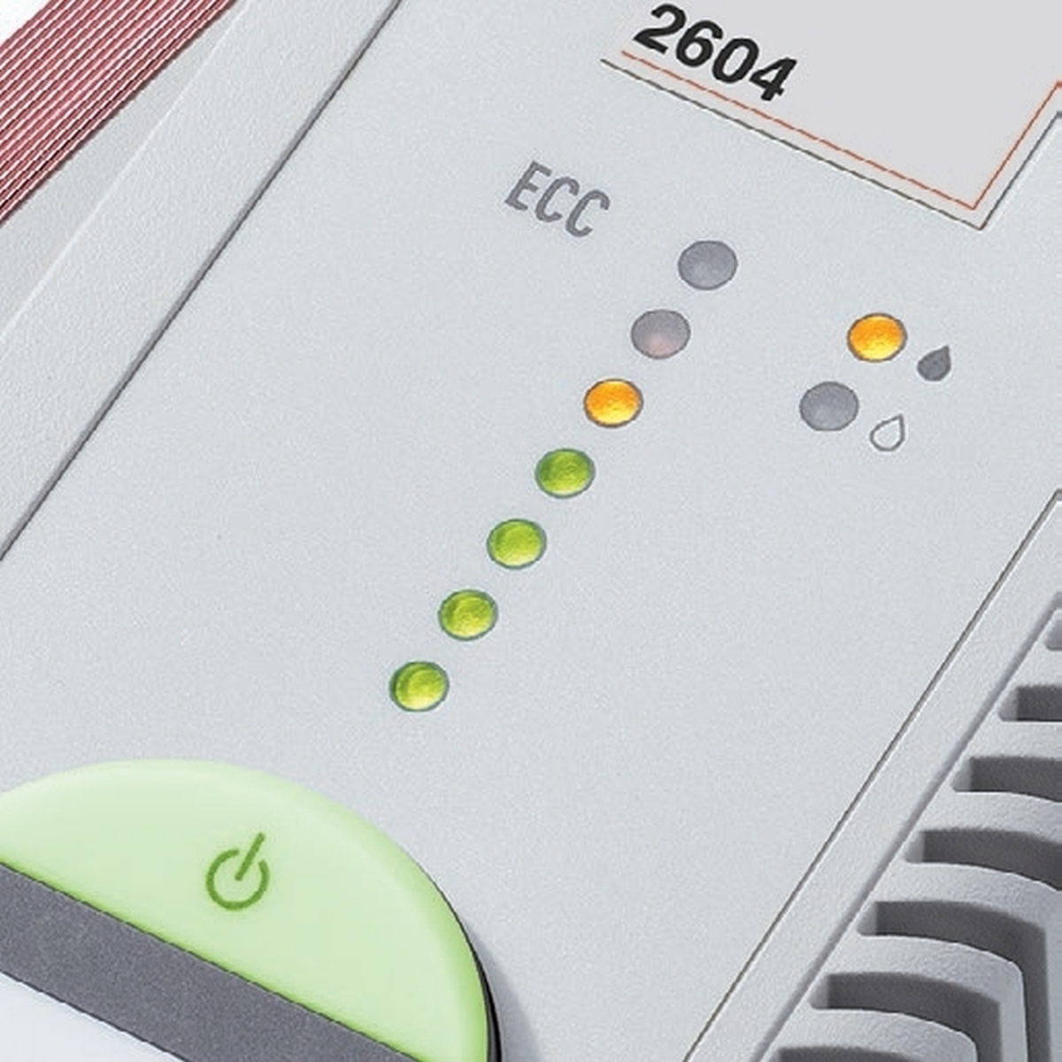 Ein Gerät mit grünen und orangenen Lichtern, einem Einschaltknopf und dem Text 'ECC' und '2604'. Die Lichter zeigen den Status an.