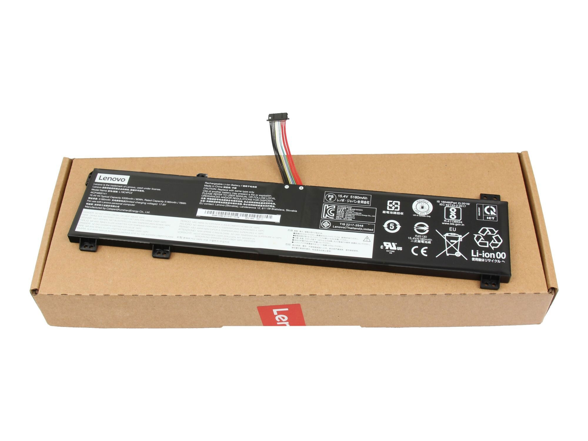 Ein Lenovo-Laptop-Akku auf einem Karton. Etiketten und Warnungen sind auf dem Akku sichtbar.