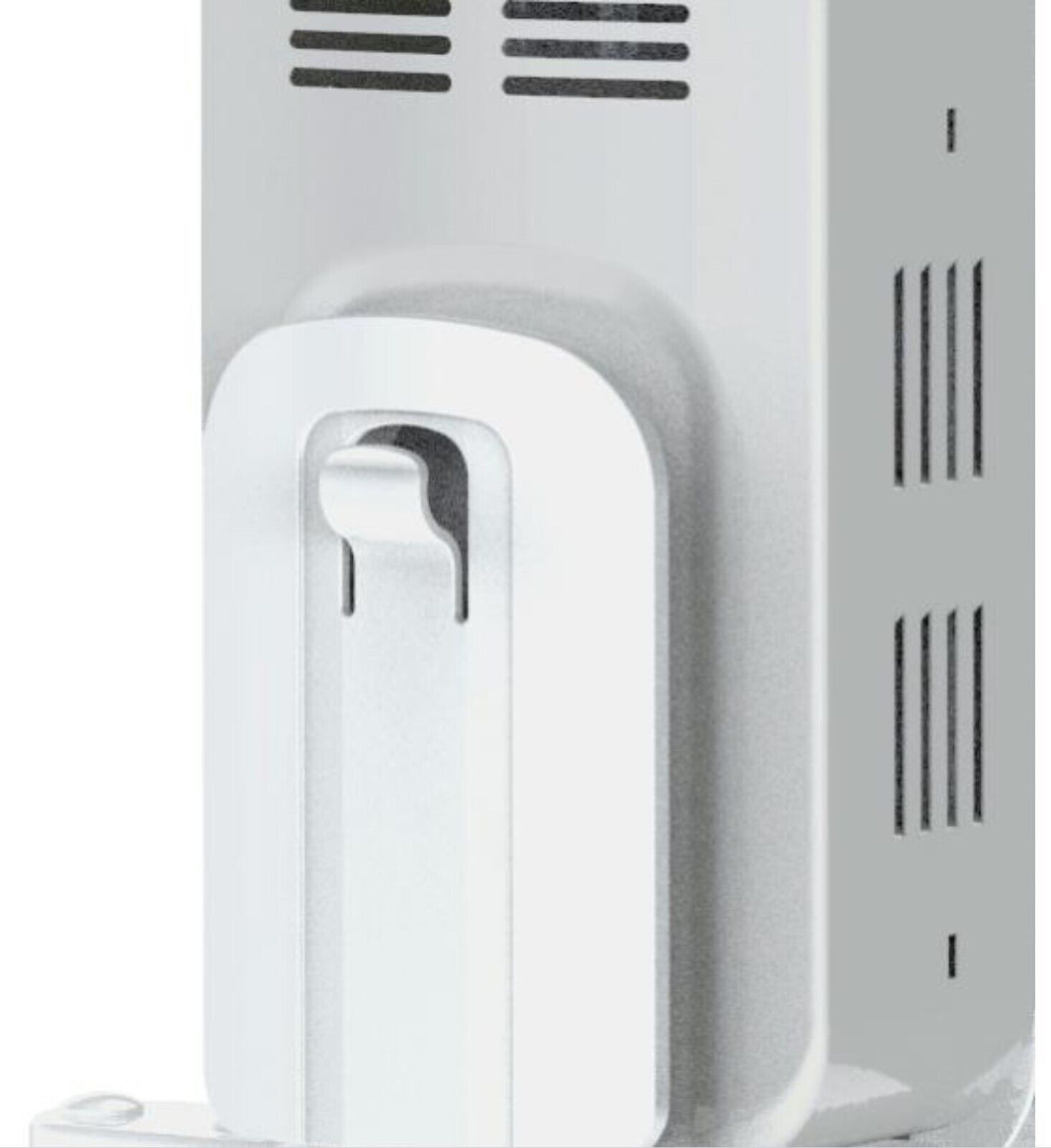 Zbliżenie białego urządzenia z poziomymi otworami wentylacyjnymi u góry. Zakrzywiony uchwyt i pionowe linie z boku.