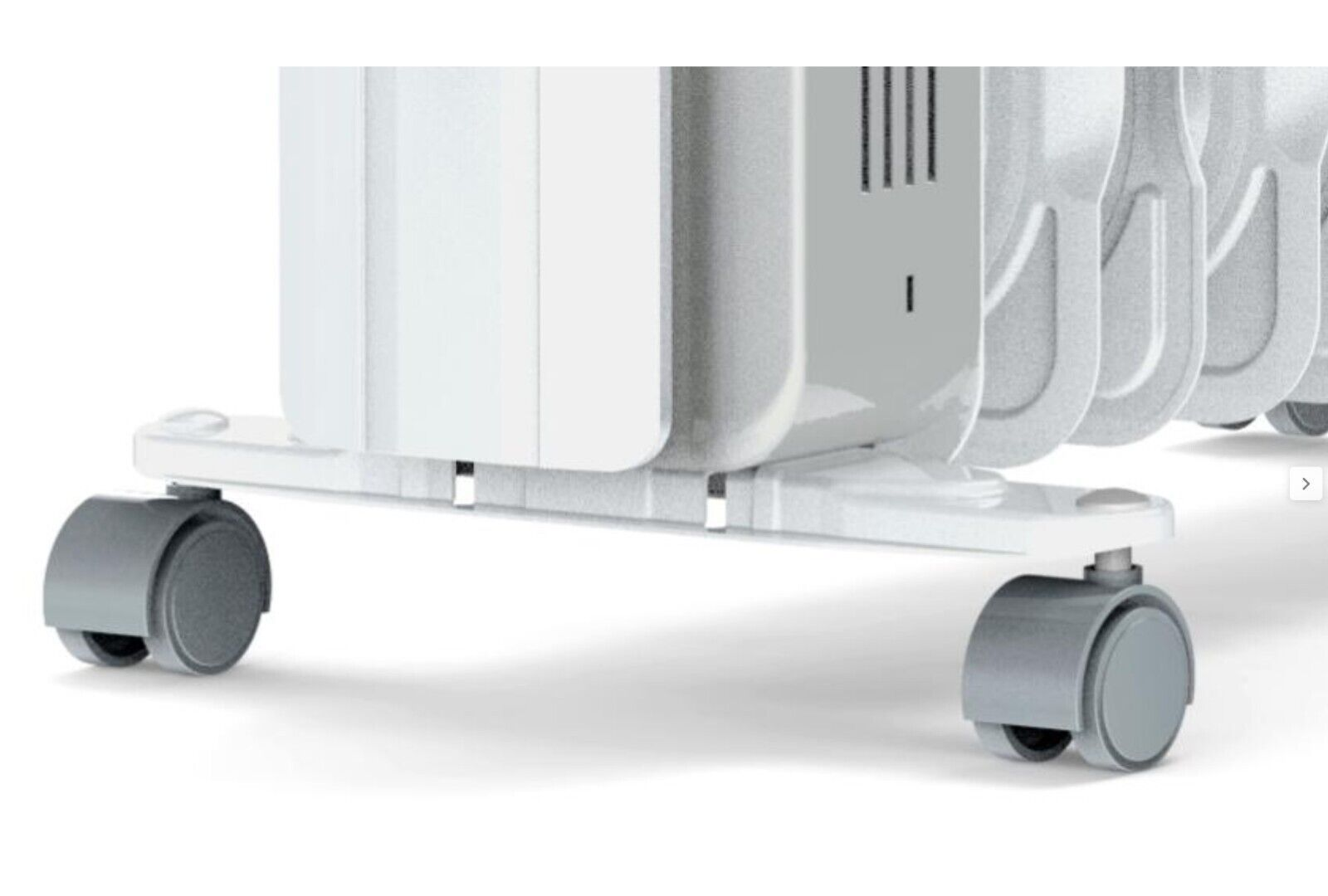 Zbliżenie białego i szarego grzejnika elektrycznego z kółkami. Grzejnik stoi na białej podstawie z szarymi kółkami.