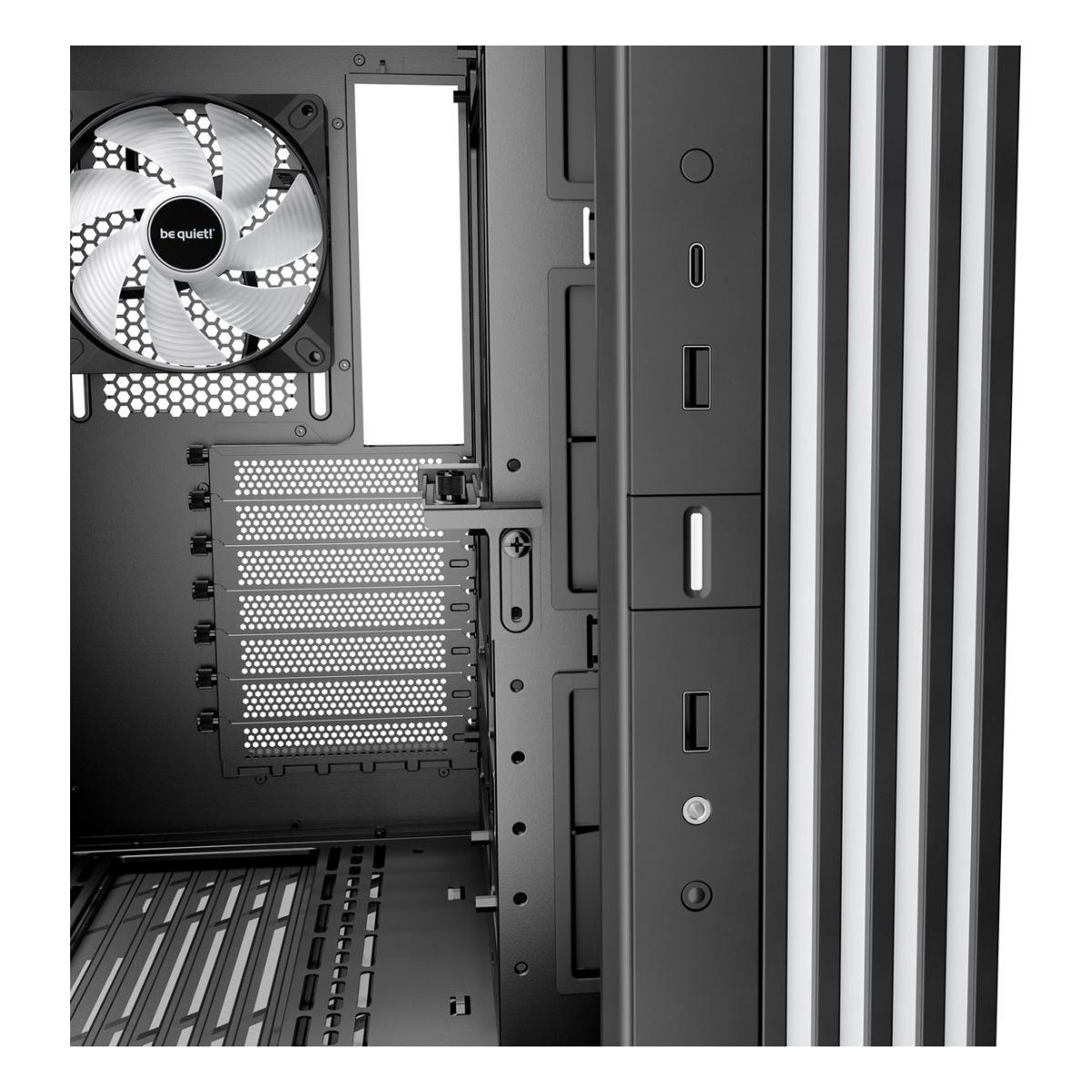 Innerhalb eines Computergehäuses. Ein Lüfter mit 'be quiet!'-Logo ist sichtbar. Das Gehäuse ist schwarz mit weißen Streifen an der Seite.