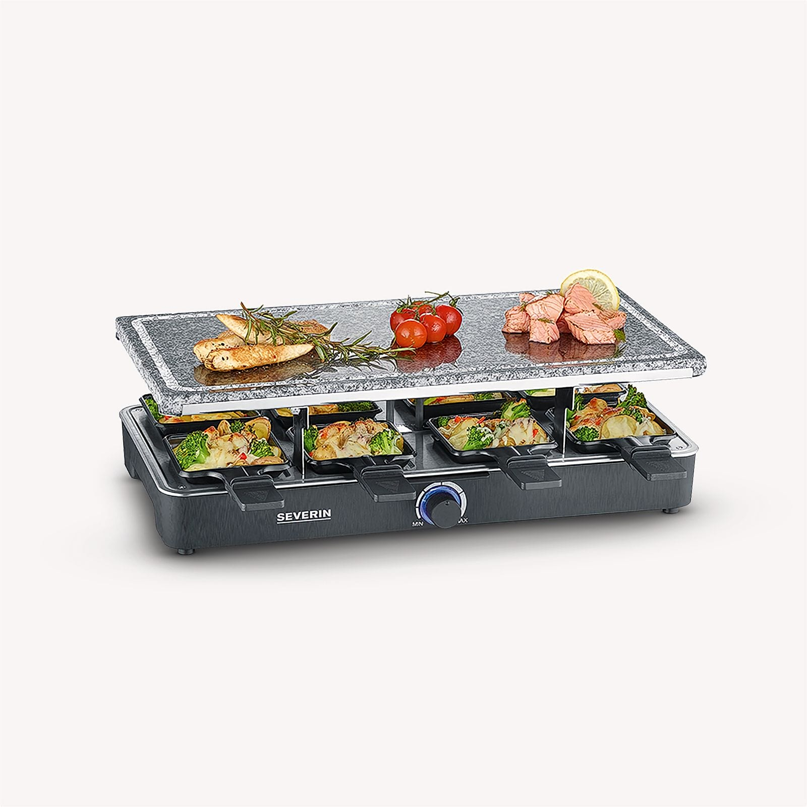 Griglia per raclette con salmone cotto, pomodori, pollo e broccoli. La griglia è nera con piano argentato.