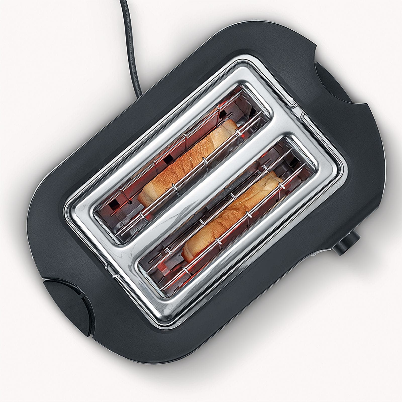 Czarny toster z dwoma otworami, w każdym kromka tostowanego chleba. Przewód zasilający wystaje z góry.