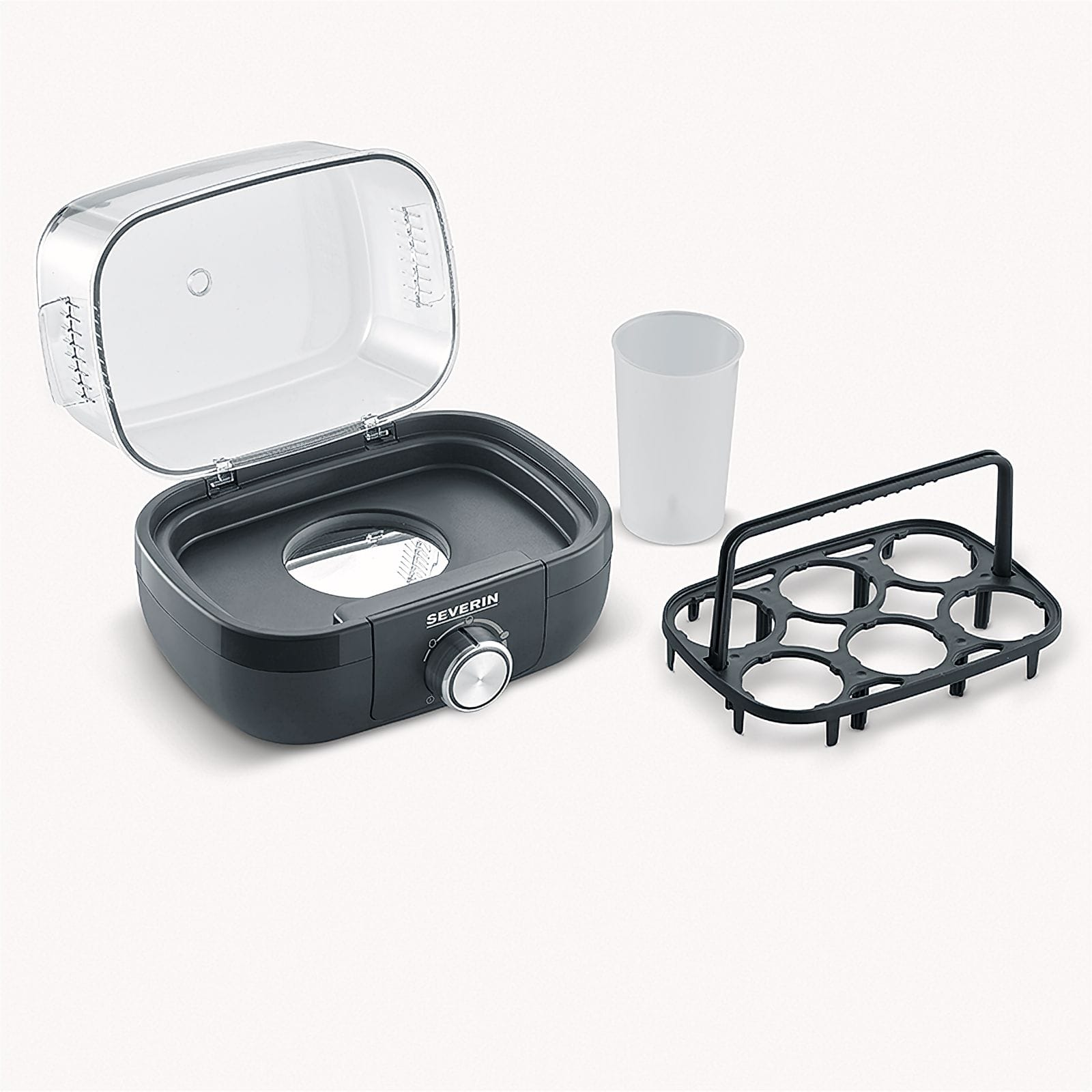 Gotowarka do jajek z przezroczystą pokrywą, kubkiem i uchwytem na jajka. Gotowarka jest czarna, ze srebrnym pokrętłem.