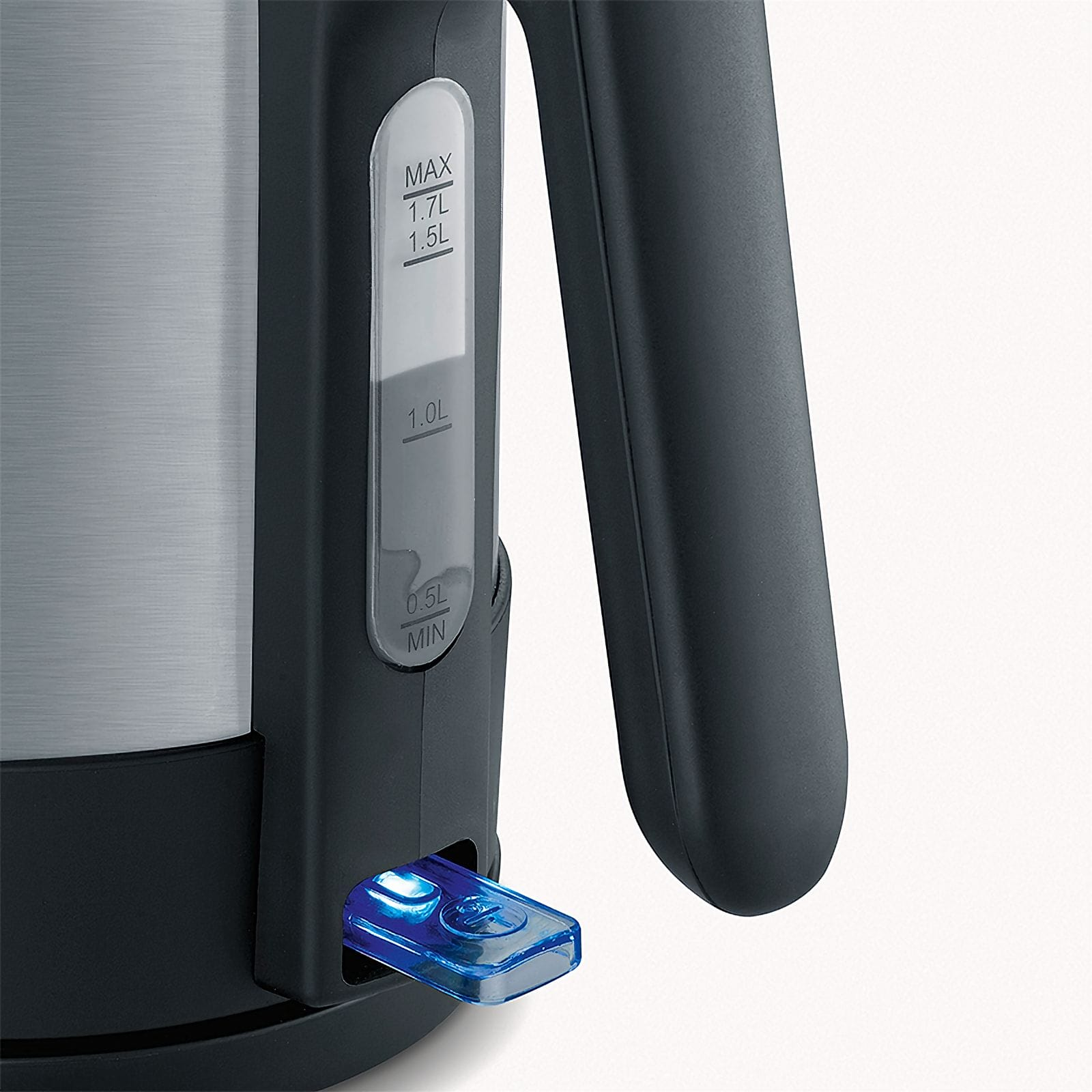 Zbliżenie czarnego i srebrnego czajnika elektrycznego. Ma wskaźnik poziomu wody i niebieskie światło u podstawy.