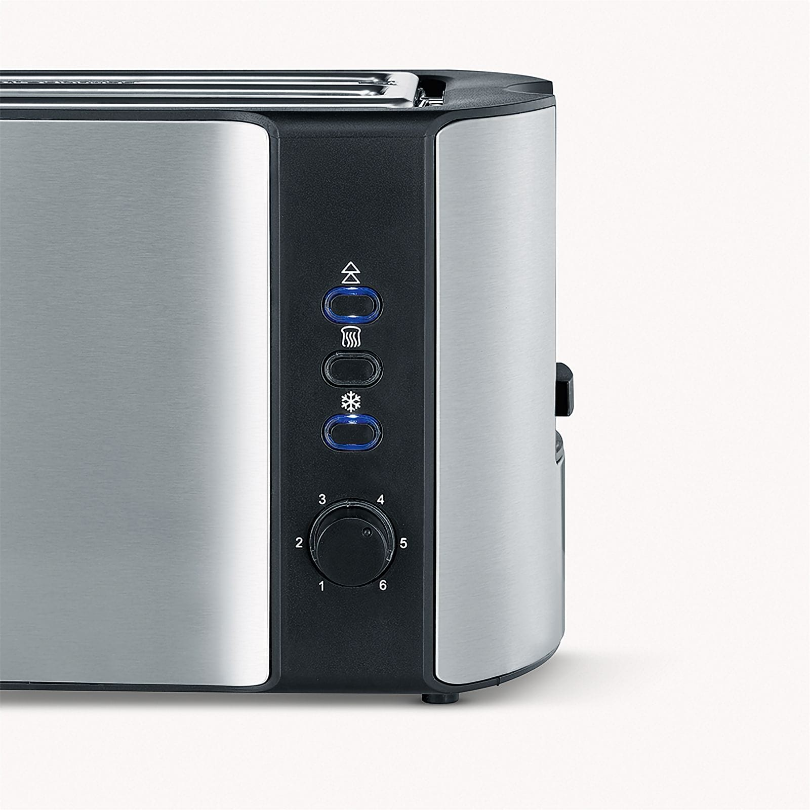 Zbliżenie tostera ze stali nierdzewnej. Ma czarny panel sterowania z przyciskami i pokrętłem.