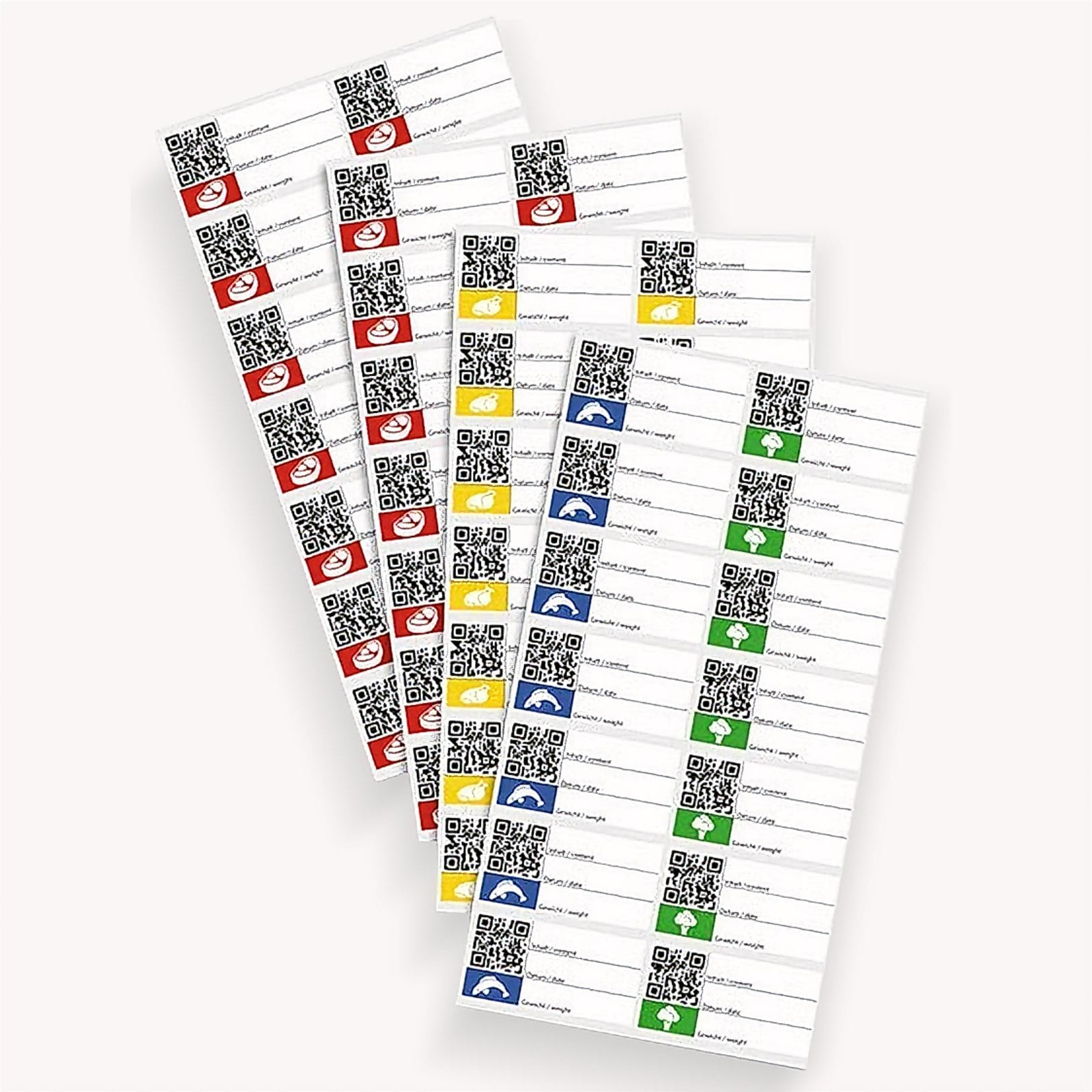 Kilka białych etykiet z kodami QR i ikonami jedzenia, zwierząt i elementów natury jest ułożonych.