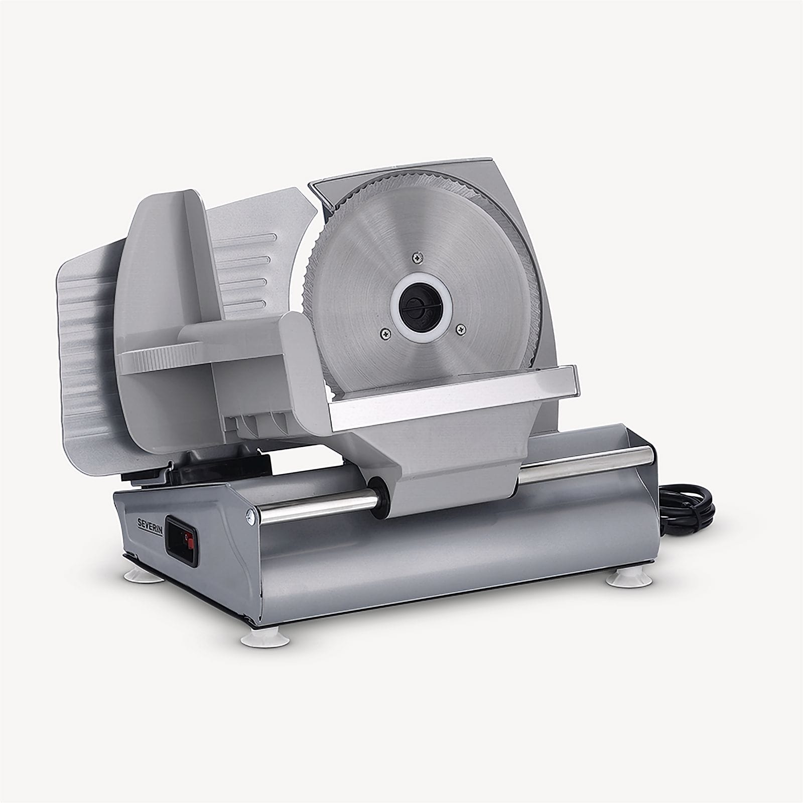 Srebrna elektryczna krajalnica do żywności. Posiada duże okrągłe ostrze, przesuwaną platformę i podstawę z włącznikiem.