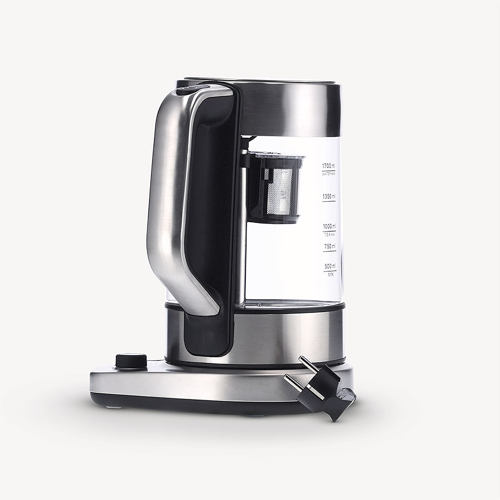 Nowoczesny czajnik elektryczny ze szklanym korpusem, akcentami ze stali nierdzewnej, czarnym uchwytem i widocznym zaparzaczem do herbaty. Z prawej wtyczka.