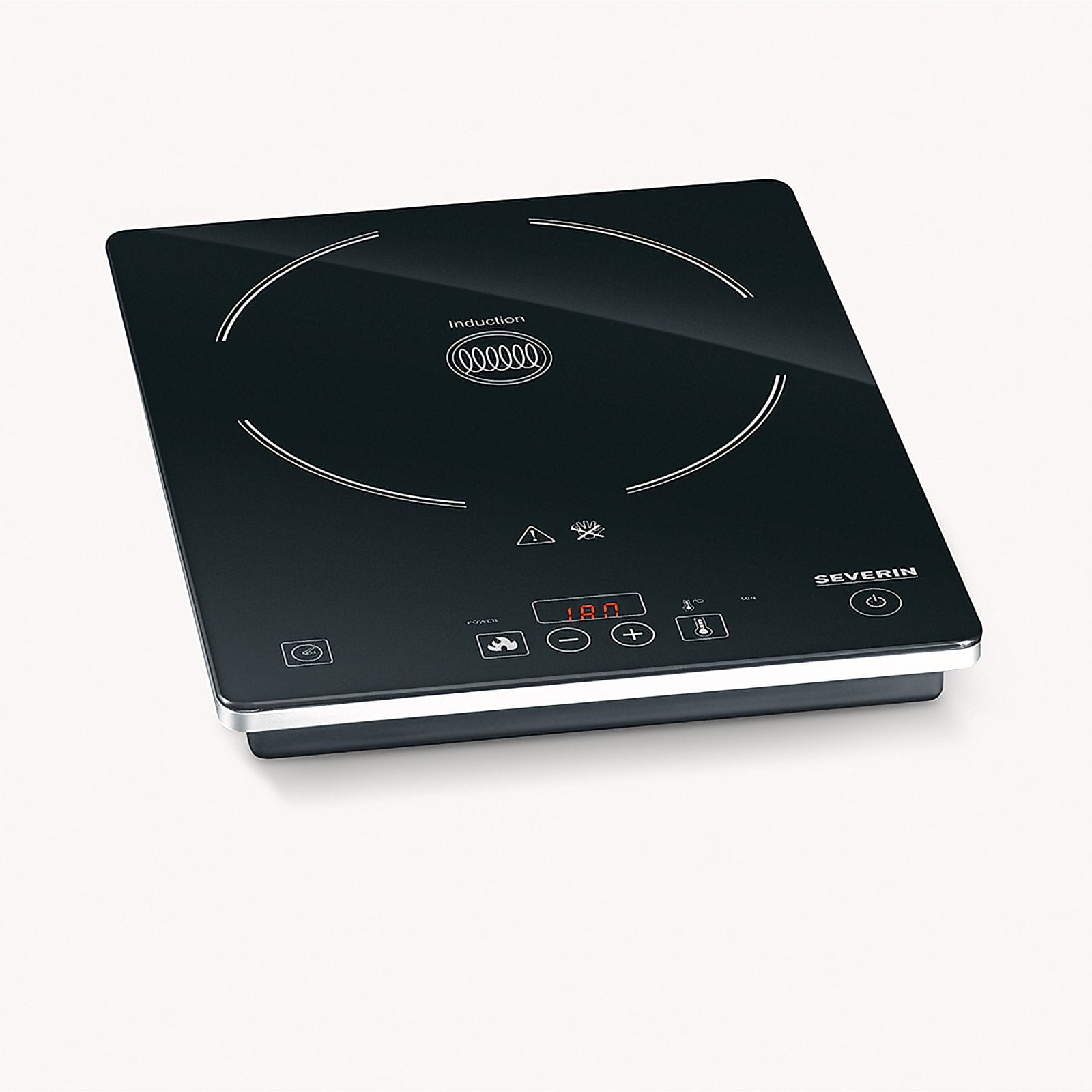 Czarna płyta indukcyjna. Posiada wyświetlacz cyfrowy, przyciski sterujące i srebrną ramkę na białym tle.