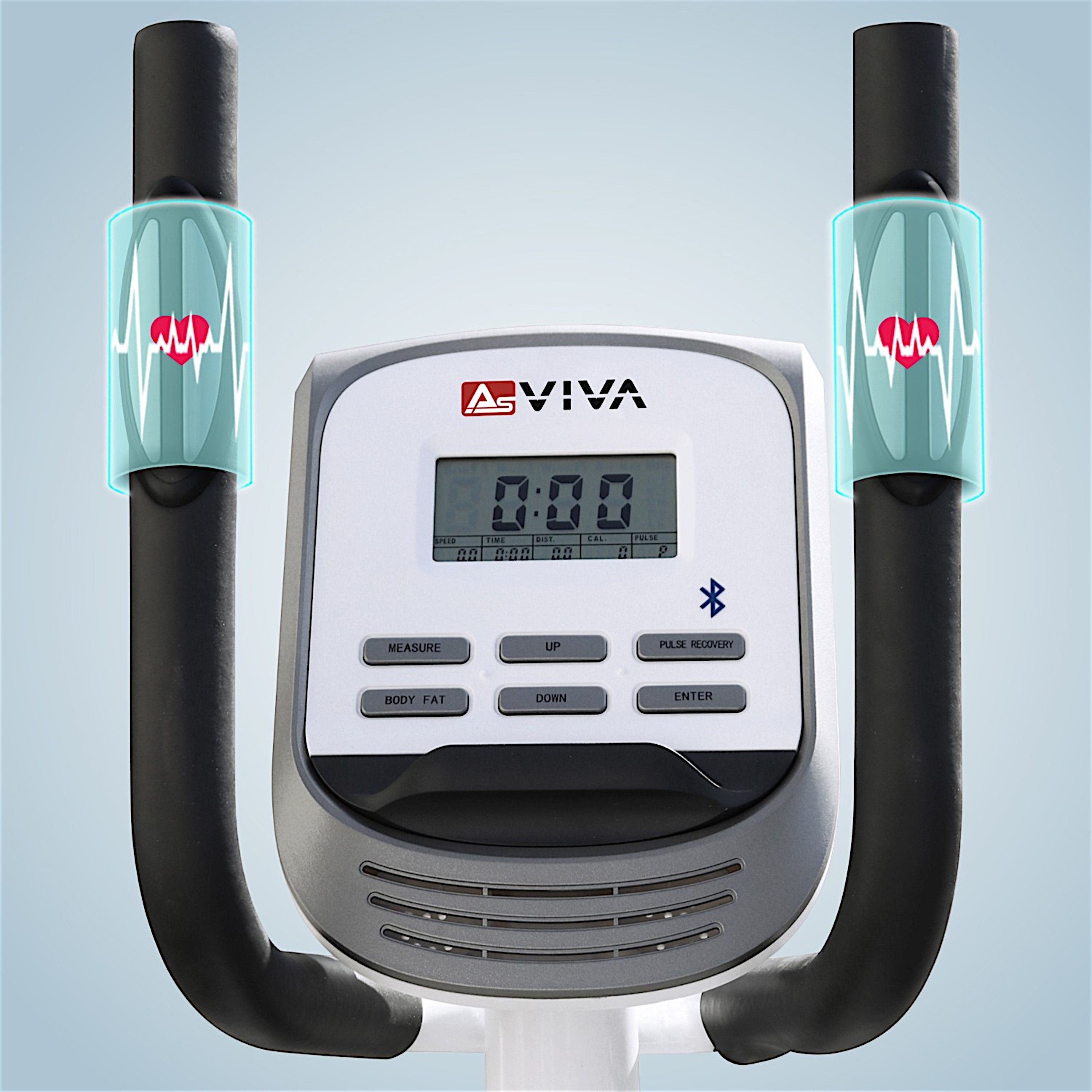 Konsole des Crosstrainers mit Anzeige von Zeit, Distanz und Herzfrequenz. Schwarze Griffe mit Herzfrequenzmessgeräten. Die Marke ist AVIVA.
