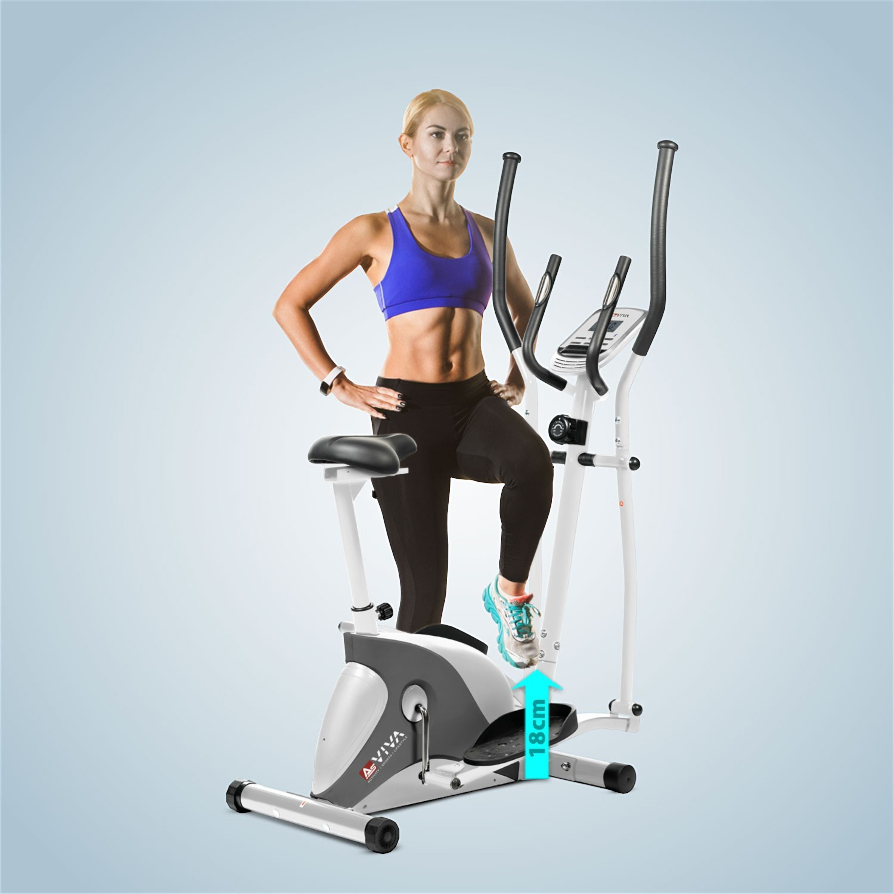 Eine Frau in Sportkleidung steht auf einem Crosstrainer. Die Maschine ist weiß und grau, mit blauem Hintergrund.