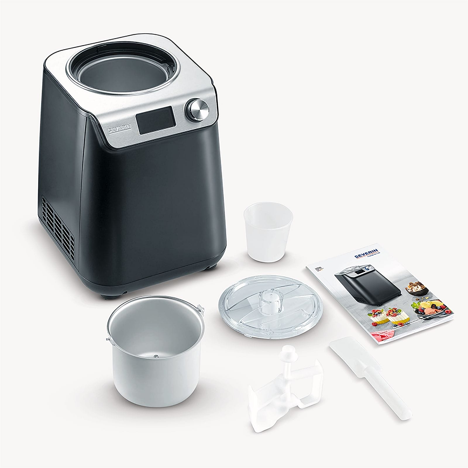 Maszyna do lodów z akcesoriami. Zawiera maszynę, miskę, pokrywkę, łyżkę i instrukcję na białej powierzchni.