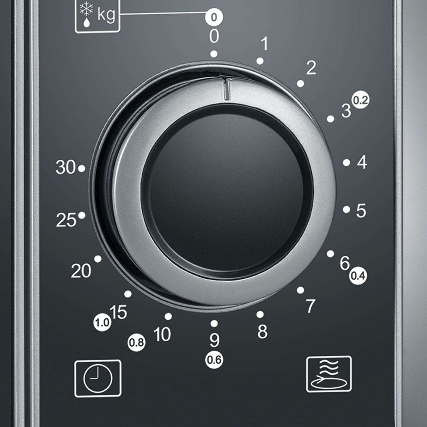 Zbliżenie panelu sterowania kuchenki mikrofalowej. Duże pokrętło z numerami i ustawieniami. Tło jest ciemnoszare.