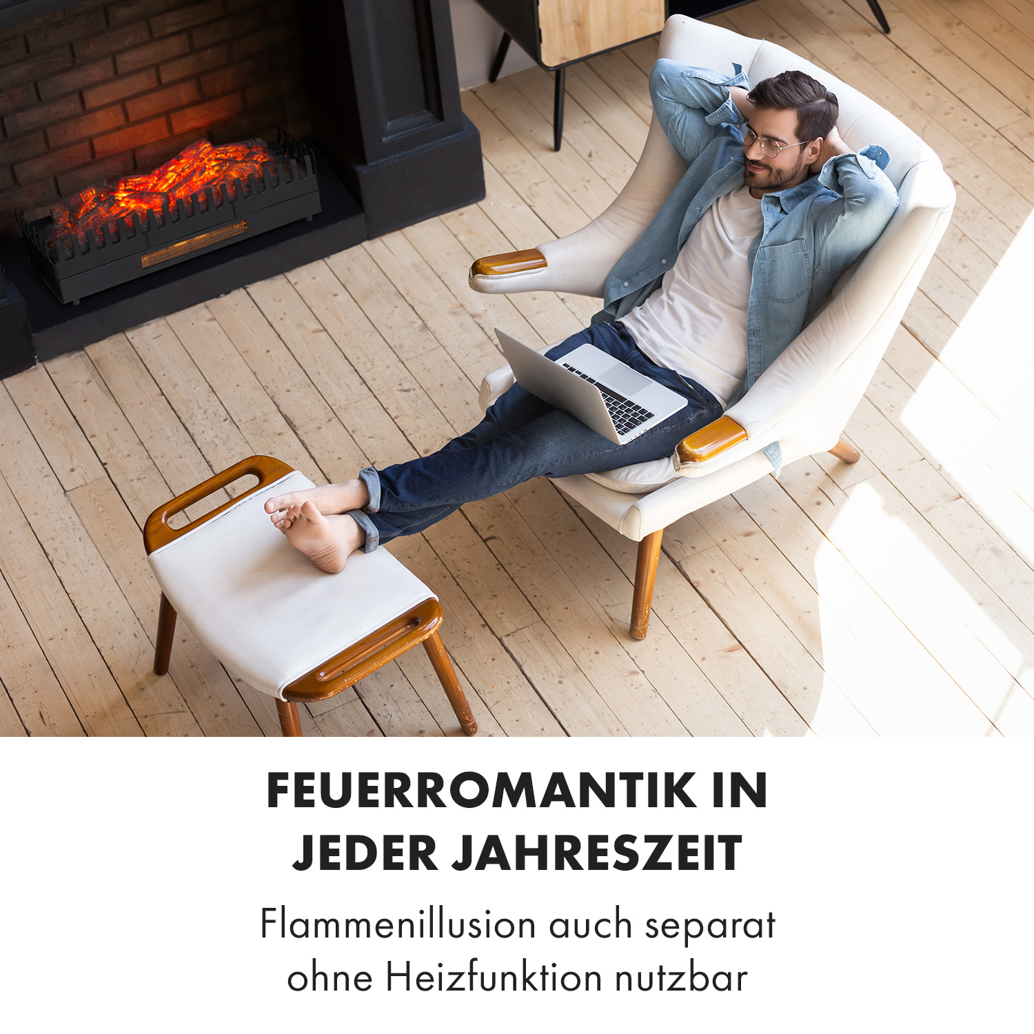 Mann entspannt sich in einem Sessel, Füße auf einem Hocker, in der Nähe eines Kamins. Er benutzt einen Laptop. Der Kamin hat einen Flammeneffekt.