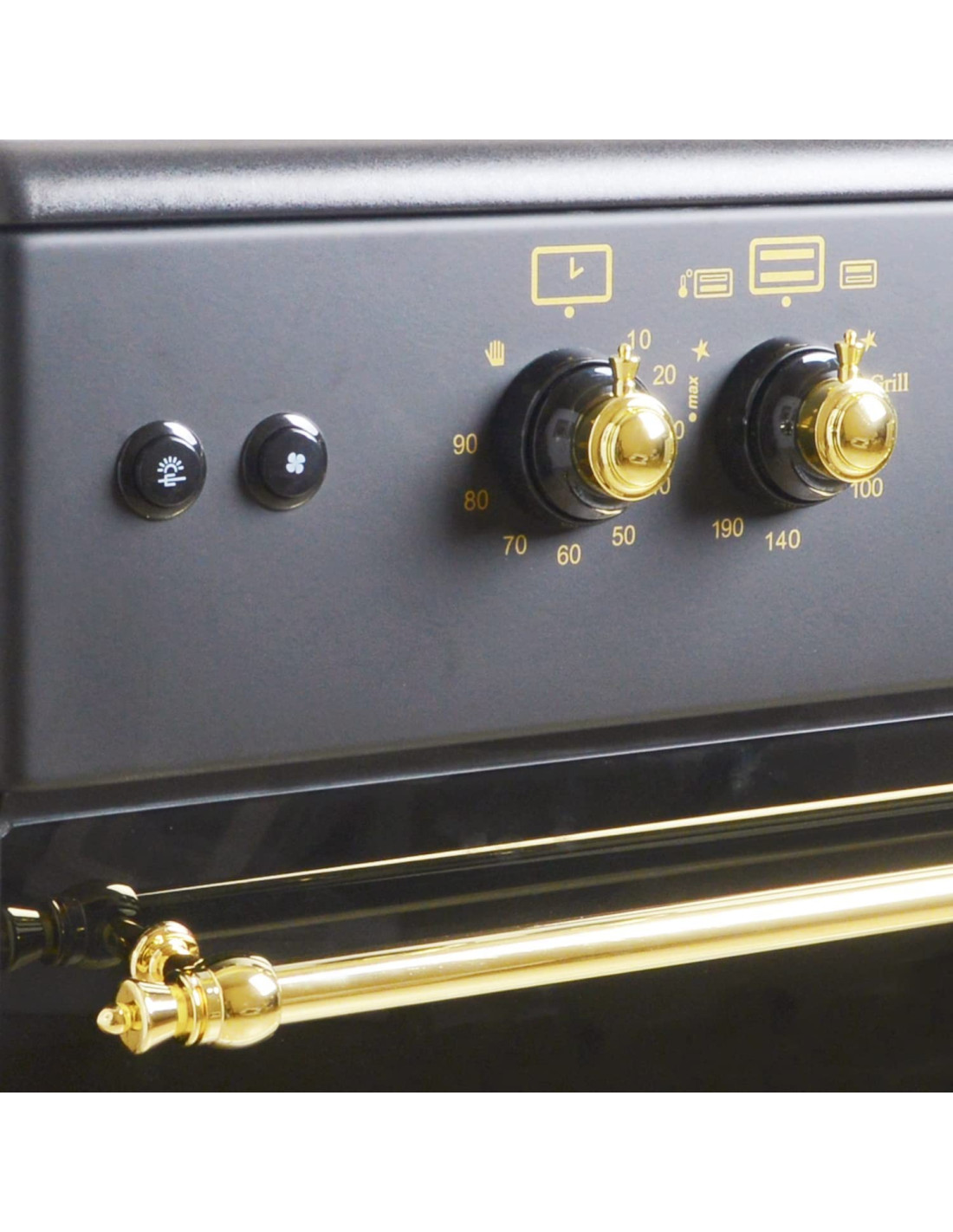 Primer plano del panel de control de un horno. Tiene botones negros, perillas y un asa dorada. Las perillas son doradas y los números blancos.