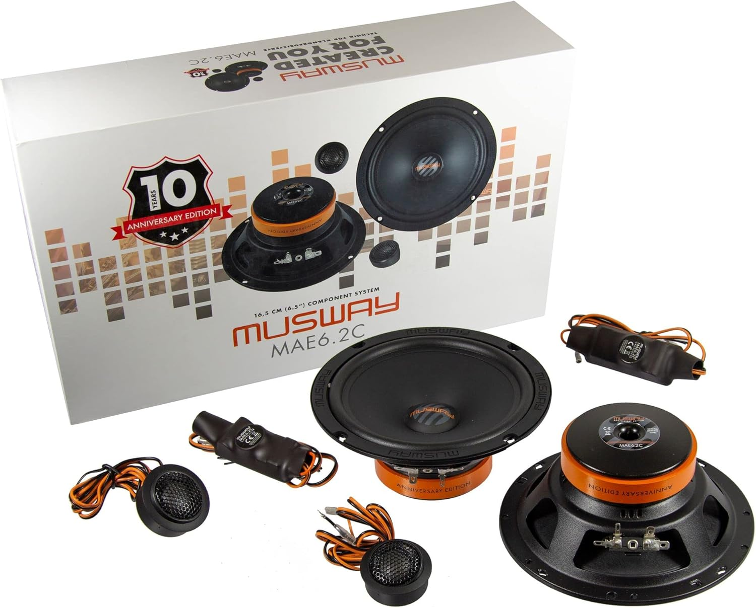 Ein Auto-Lautsprecher-Kit mit Lautsprechern, Hochtönern und Frequenzweichen. Enthält eine Box mit der Aufschrift 'Anniversary Edition'.