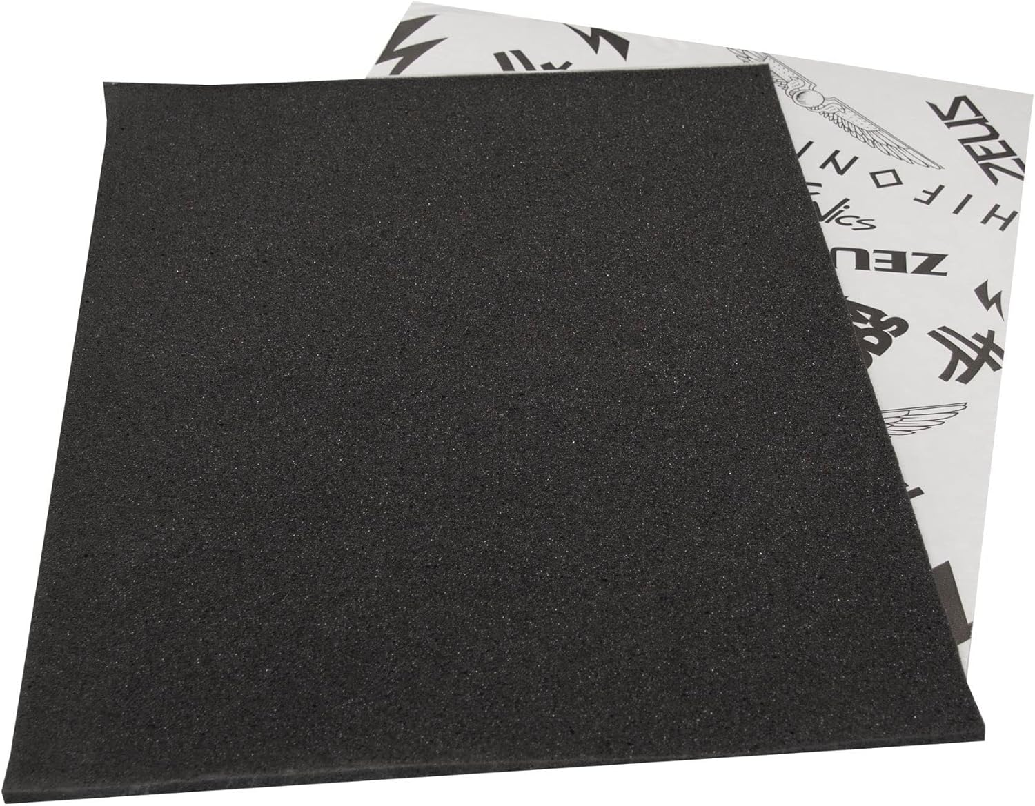 Ein schwarzes Schaumstoffblatt liegt auf einem weißen Papier mit Logos und Text. Der Schaumstoff ist strukturiert.