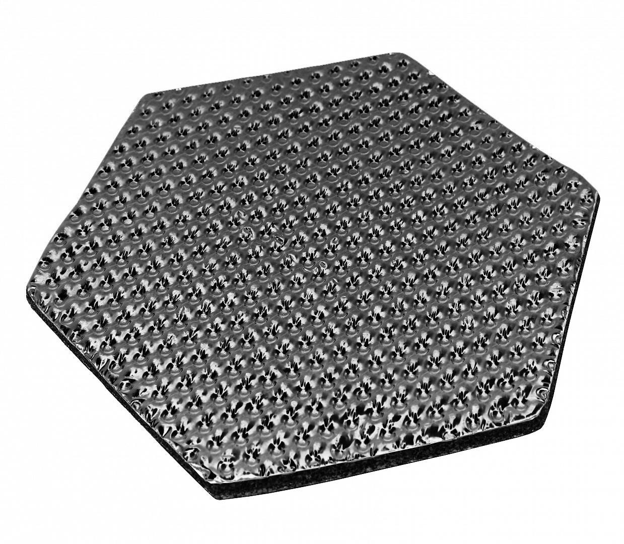 Ein strukturiertes, sechseckiges Pad mit einer Noppenoberfläche. Es hat eine dunkle Metallic-Farbe, und die Ränder sind ebenfalls dunkel.