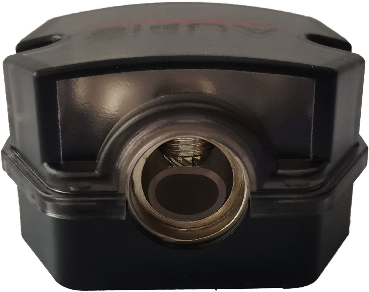 Ein schwarzes elektronisches Bauteil mit einer zentralen metallischen Öffnung. Das Bauteil ist quadratisch mit abgerundeten Kanten und einem schraubenartigen Detail.
