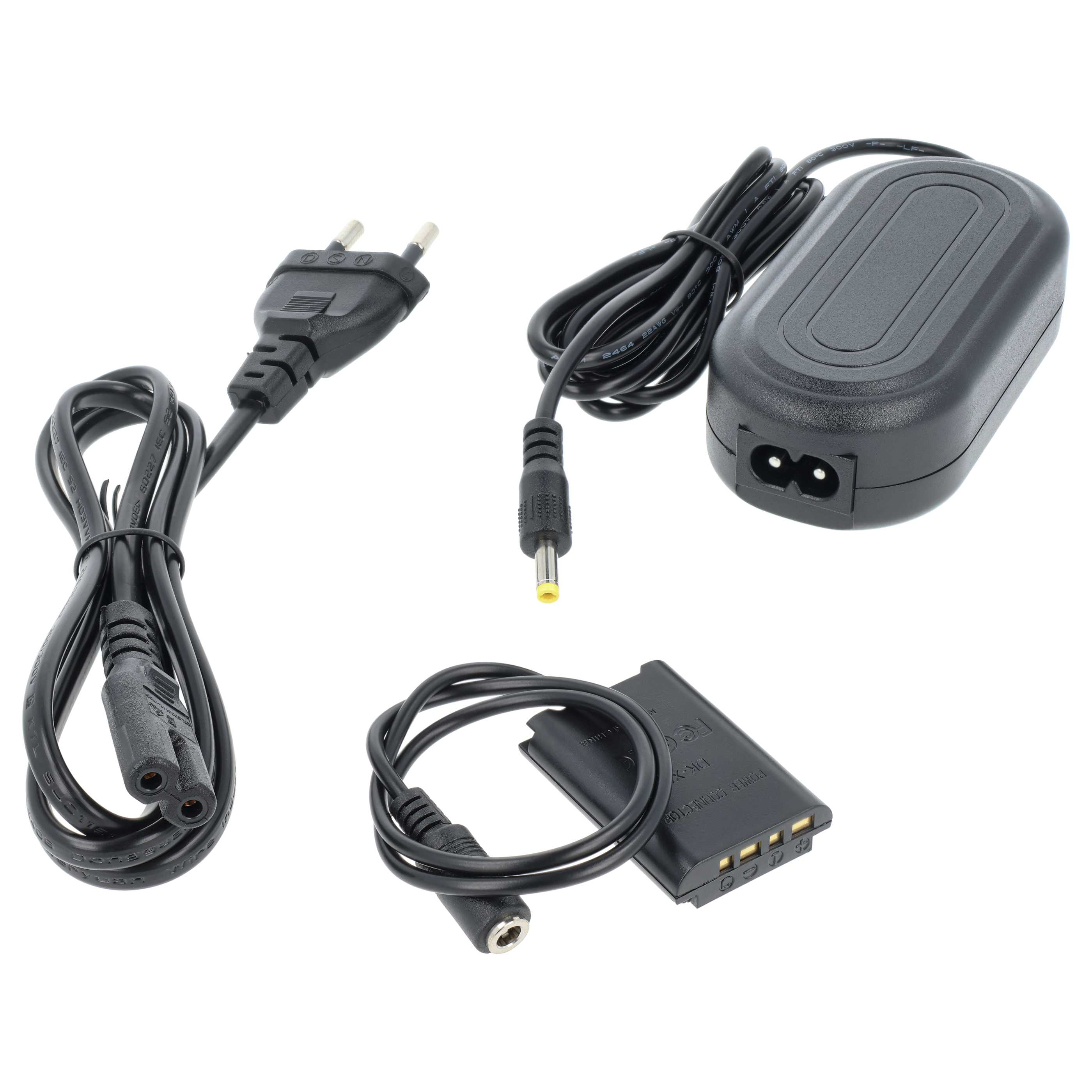 Eine Auswahl an schwarzen elektronischen Komponenten auf weißem Hintergrund. Enthält Kabel, ein Netzteil und einen Akku.