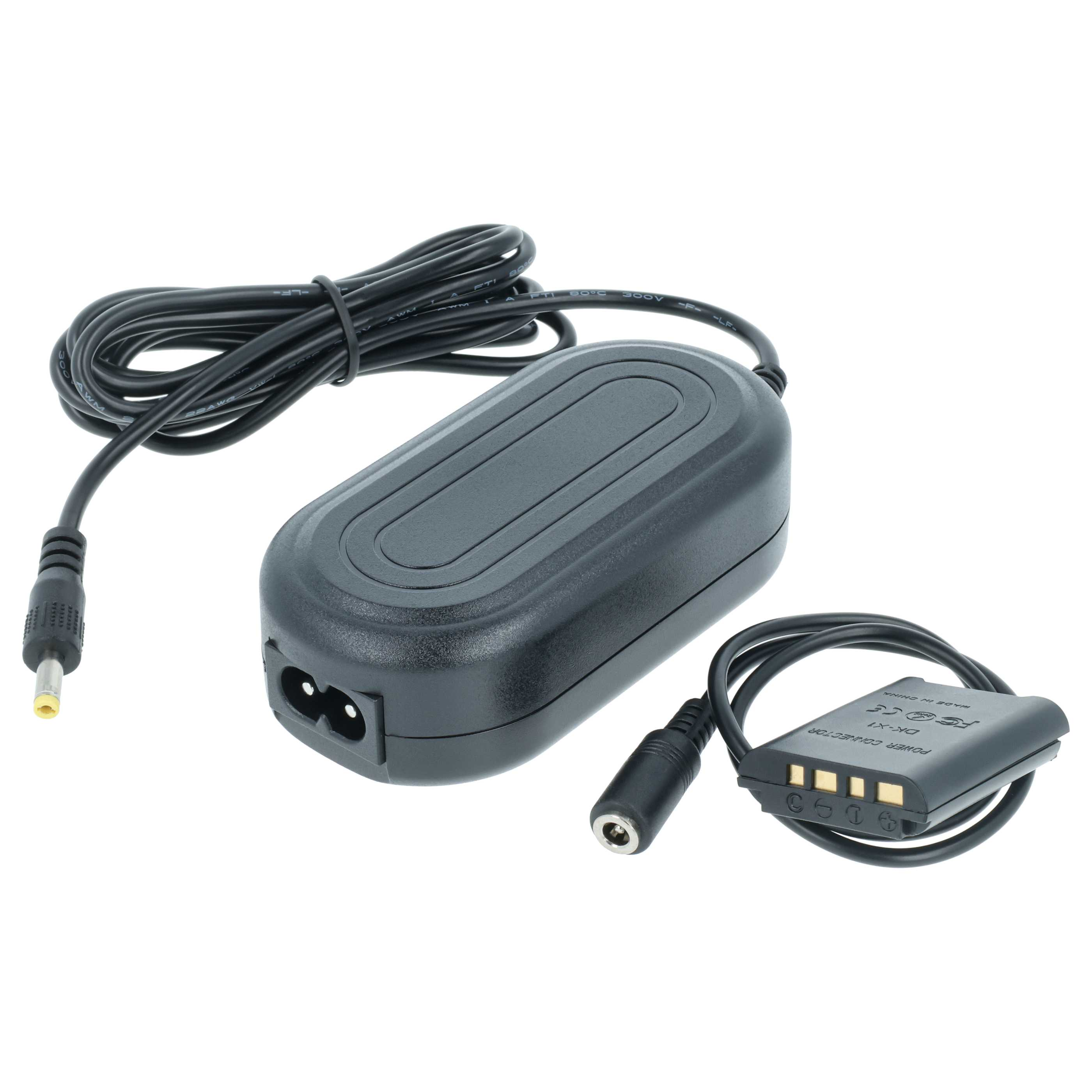 Ein schwarzes Netzteil mit Kabel, Stecker und Batterieanschluss, isoliert auf weißem Hintergrund.
